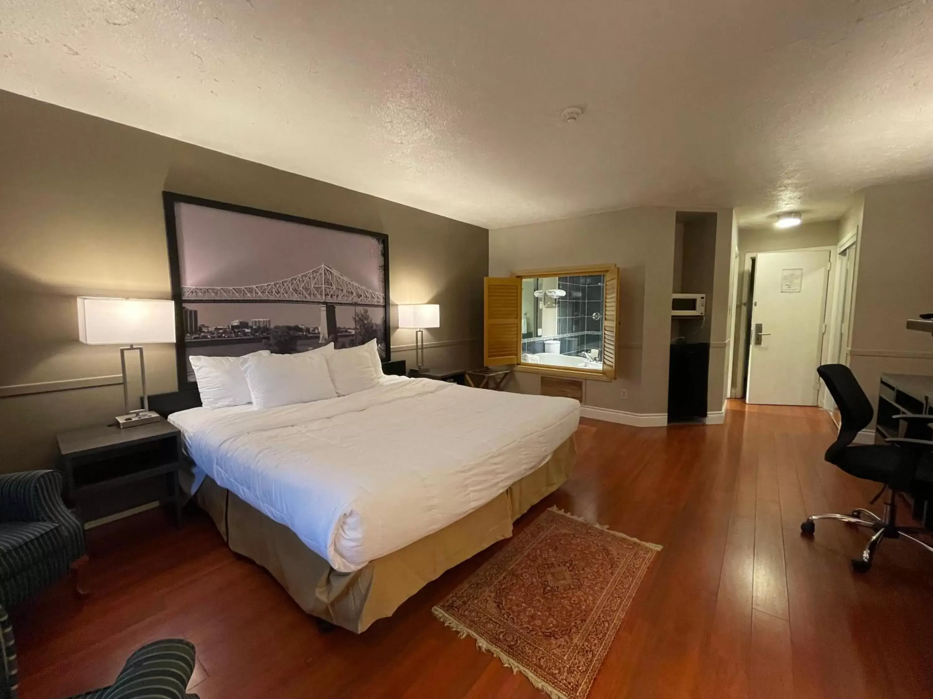 Executive King Suite - Non-Smoking in Super 8 by Wyndham Gananoque - Country Squire Resort Executive King Suite - Non-Smoking in Super 8 by Wyndham Gananoque - Country Squire Resort