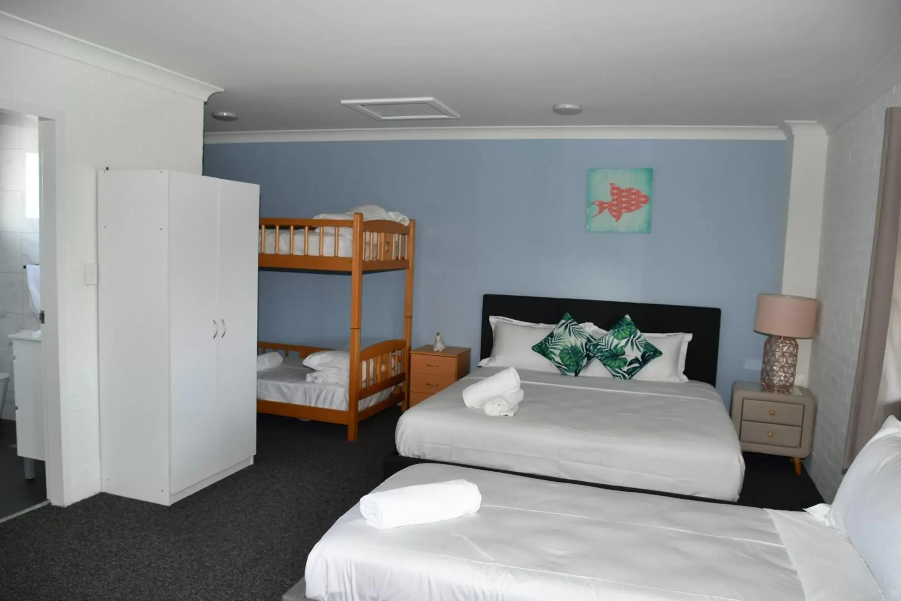 Lakeside Family Bunk Room in Lakeside Inn Wollongong Lakeside Family Bunk Room in Lakeside Inn Wollongong