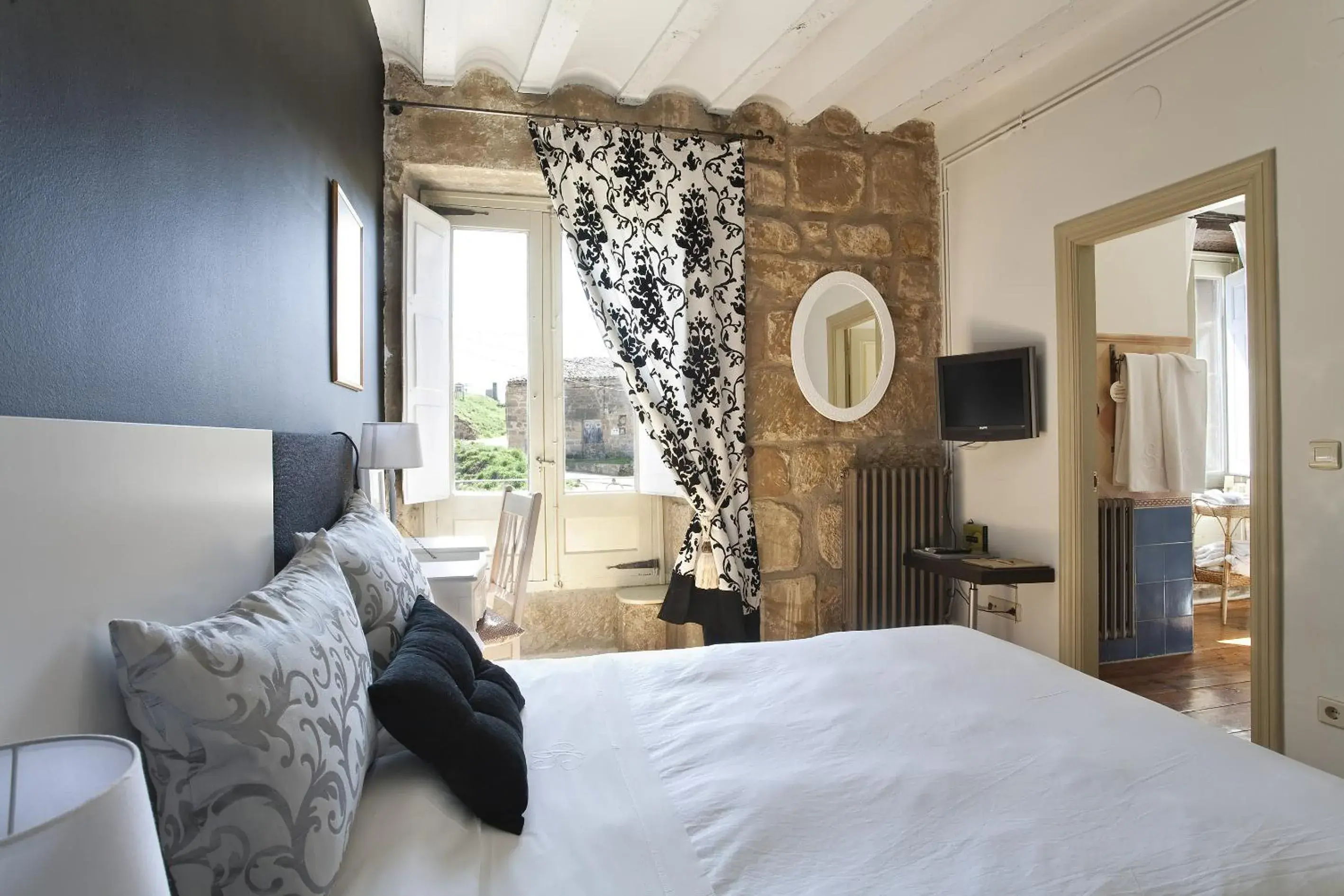 Standard Double Room in Hospedería Señorío de Briñas Standard Double Room in Hospedería Señorío de Briñas