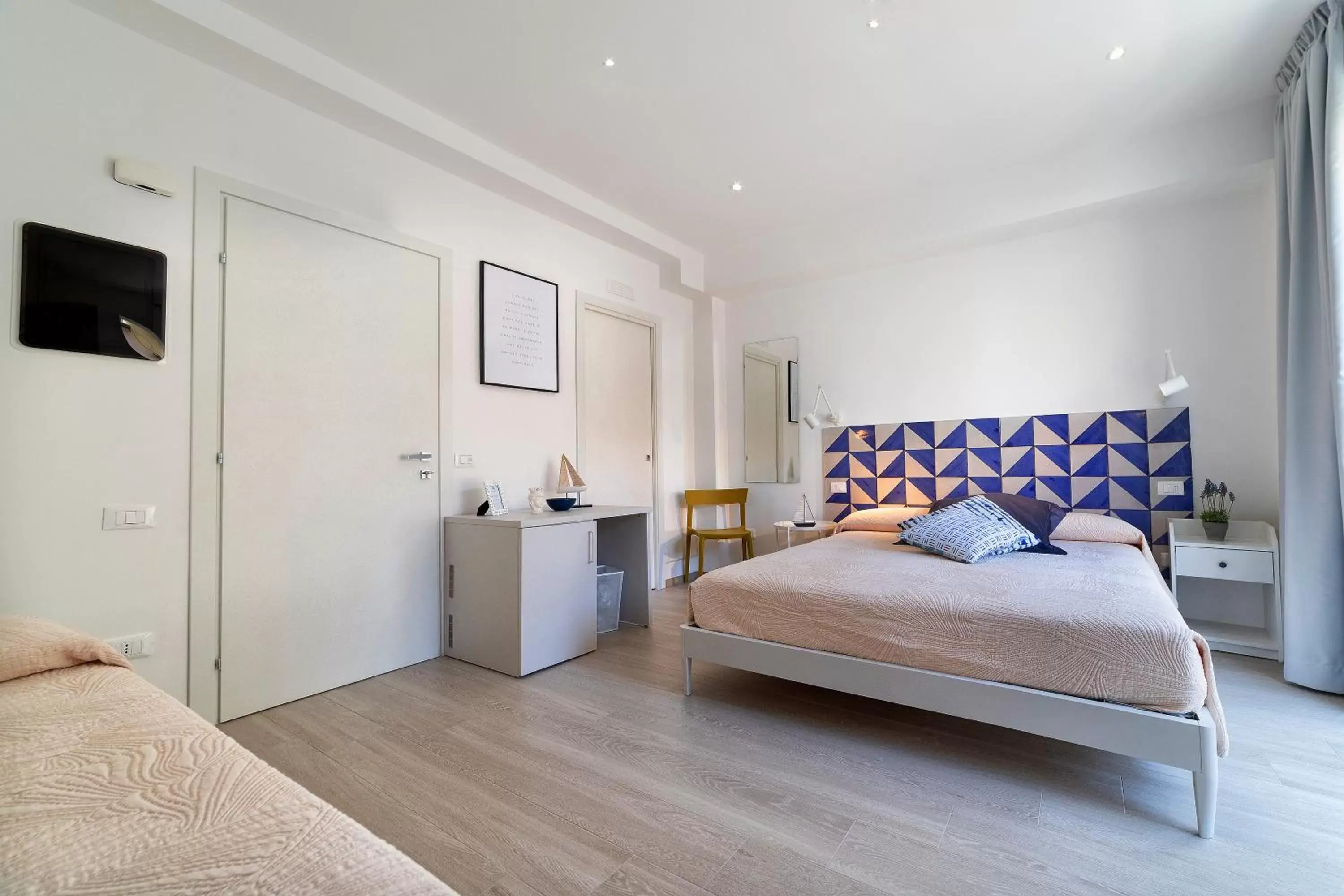 Triple Room with Balcony in Lo Scoglio della Formica B&B Triple Room with Balcony in Lo Scoglio della Formica B&B