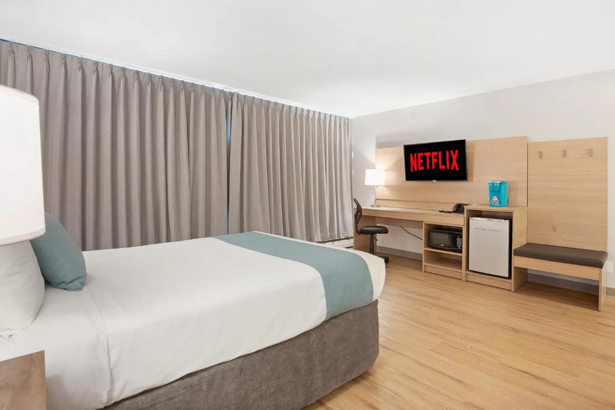 Deluxe Queen Room with Mountain View and Kitchenette in Highliner Hotel Deluxe Queen Room with Mountain View and Kitchenette in Highliner Hotel