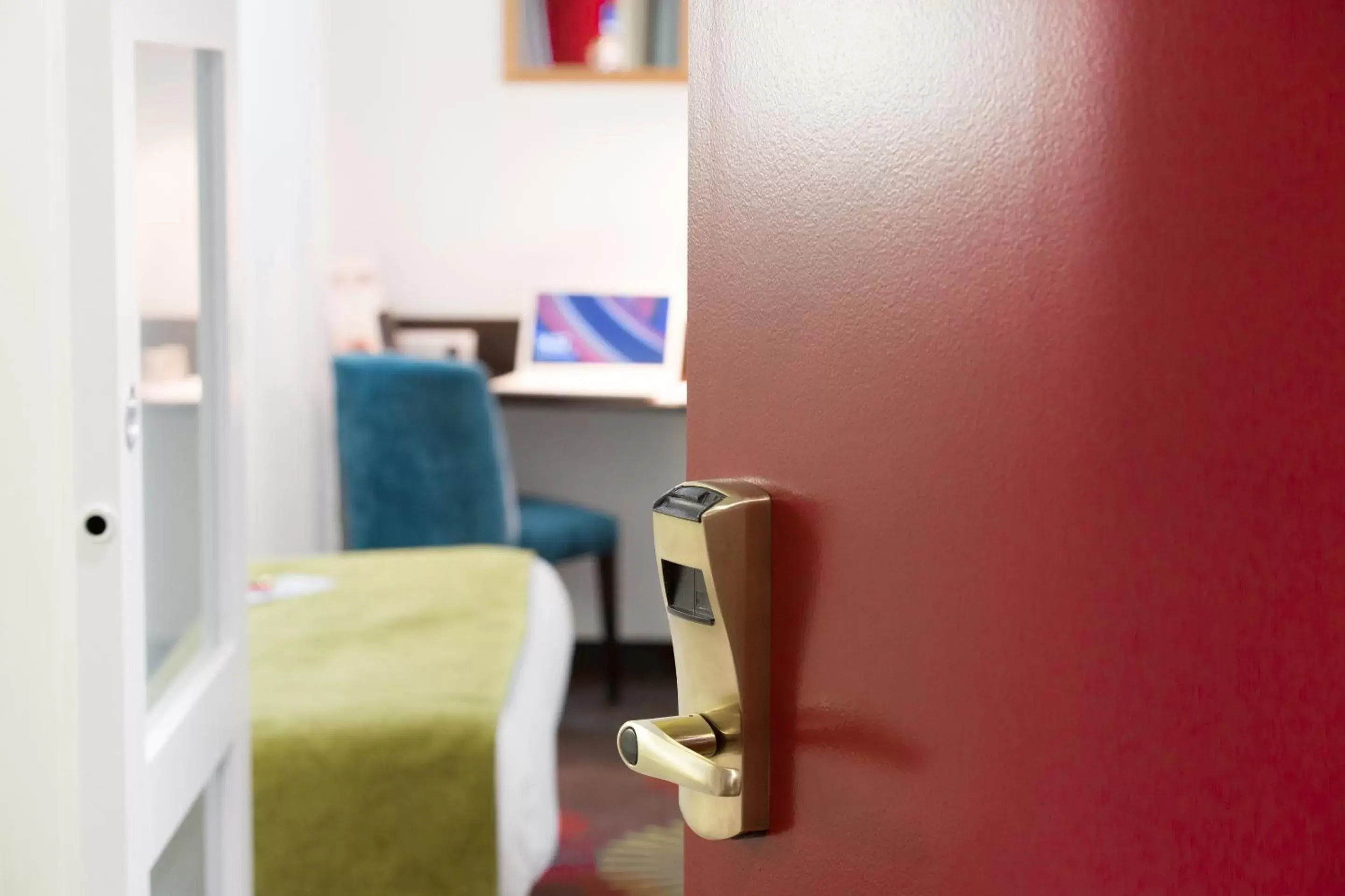 Comfort Queen Room with Bath Tub in Best Western Hotel Le Bordeaux Sud Comfort Queen Room with Bath Tub in Best Western Hotel Le Bordeaux Sud