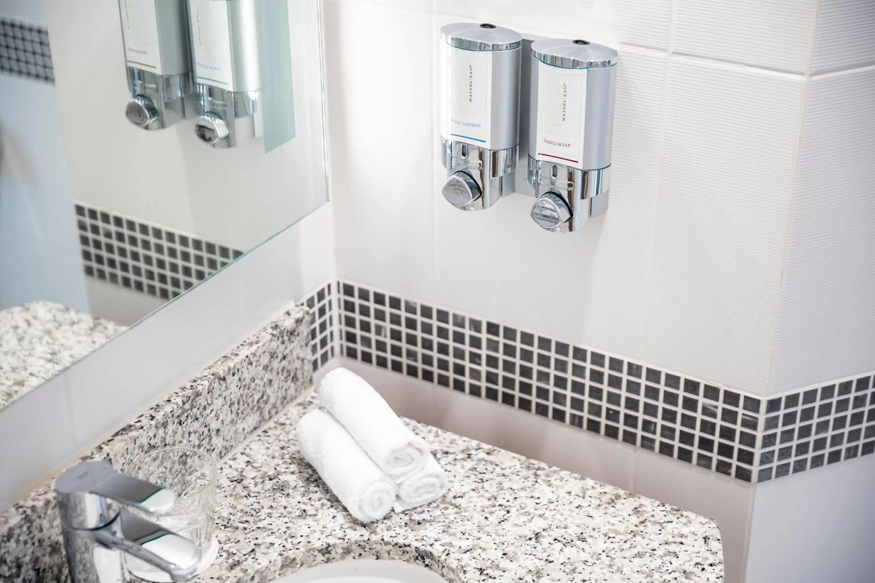 Corner Queen Room with Sofa Bed in Hampton by Hilton Amsterdam Airport Schiphol Corner Queen Room with Sofa Bed in Hampton by Hilton Amsterdam Airport Schiphol