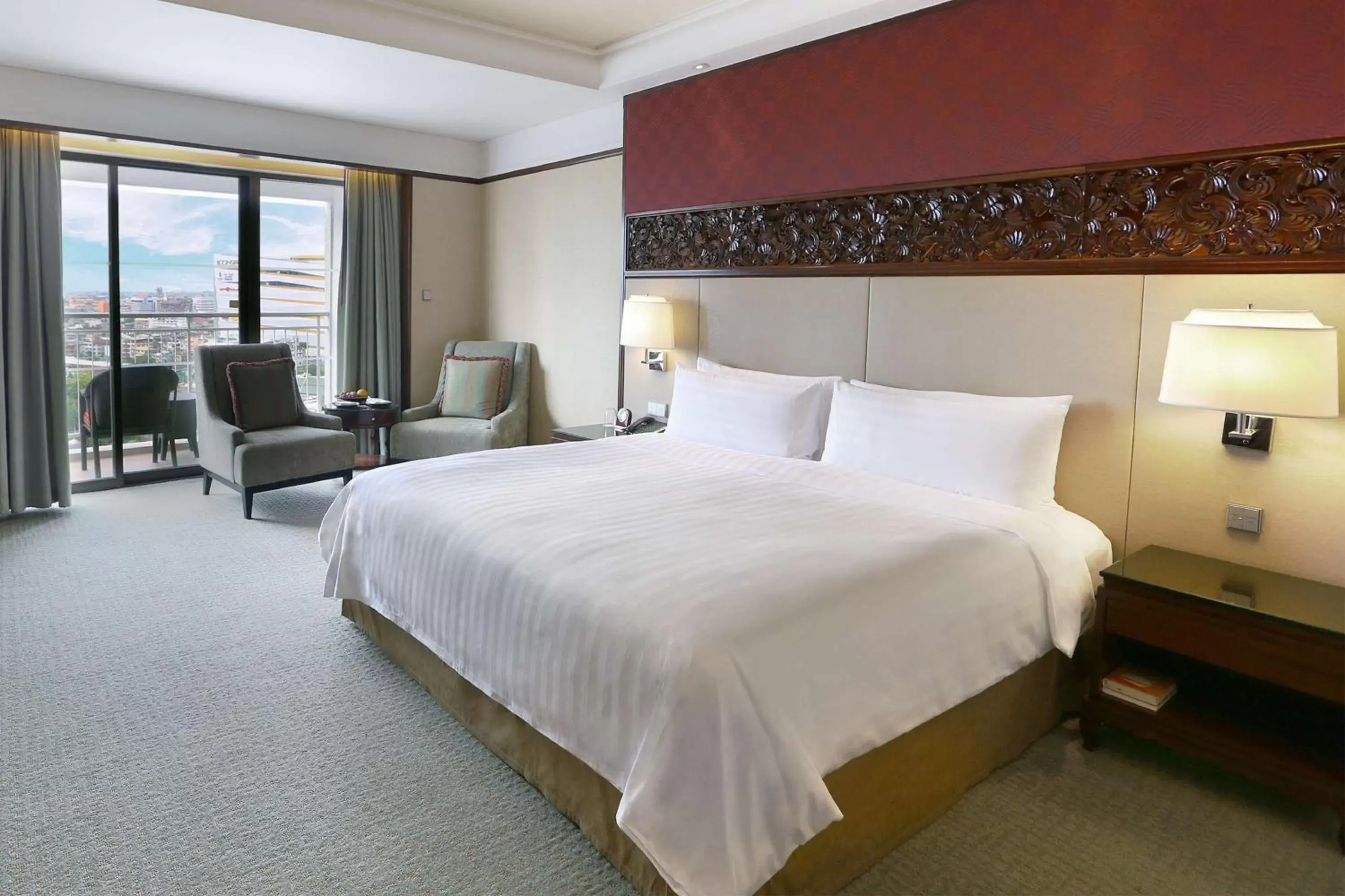 Deluxe Balcony King in Shangri-La Bangkok Deluxe Balcony King in Shangri-La Bangkok