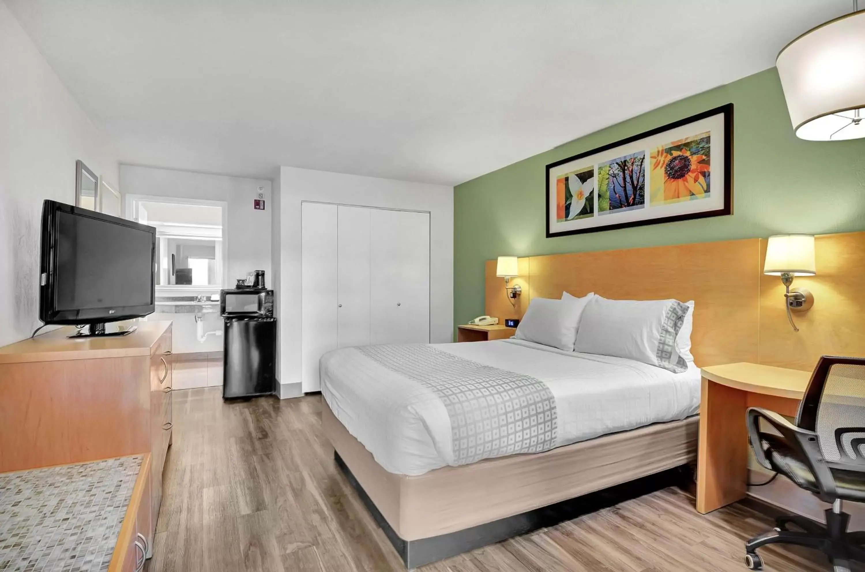 Queen Room with Bath Tub - Disability Access in Hotel Nexus; BW Signature Collection Queen Room with Bath Tub - Disability Access in Hotel Nexus; BW Signature Collection