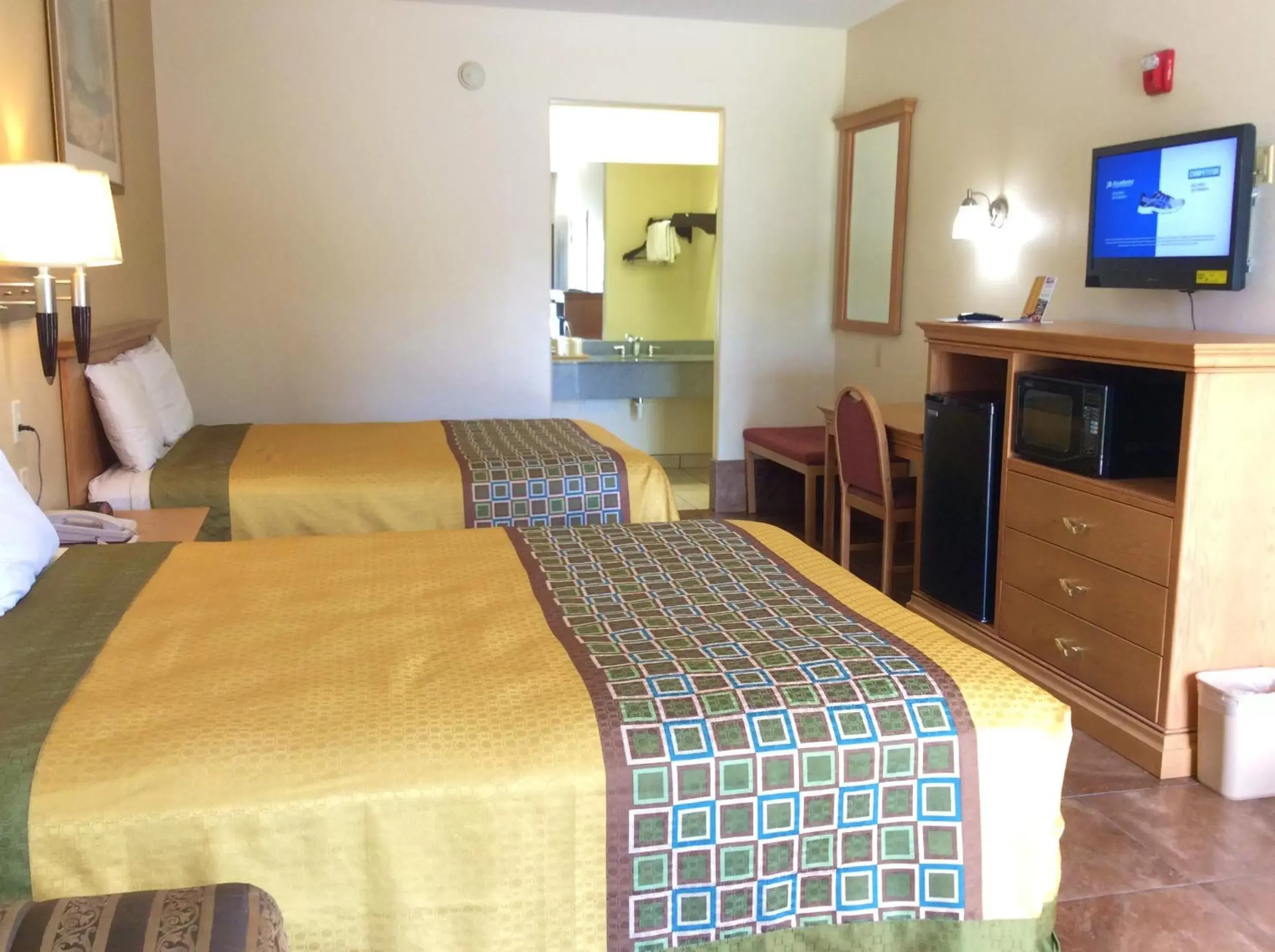 Deluxe Queen Room with Two Queen Beds - Smoking in Texas Inn - Welasco/Mercedes Deluxe Queen Room with Two Queen Beds - Smoking in Texas Inn - Welasco/Mercedes