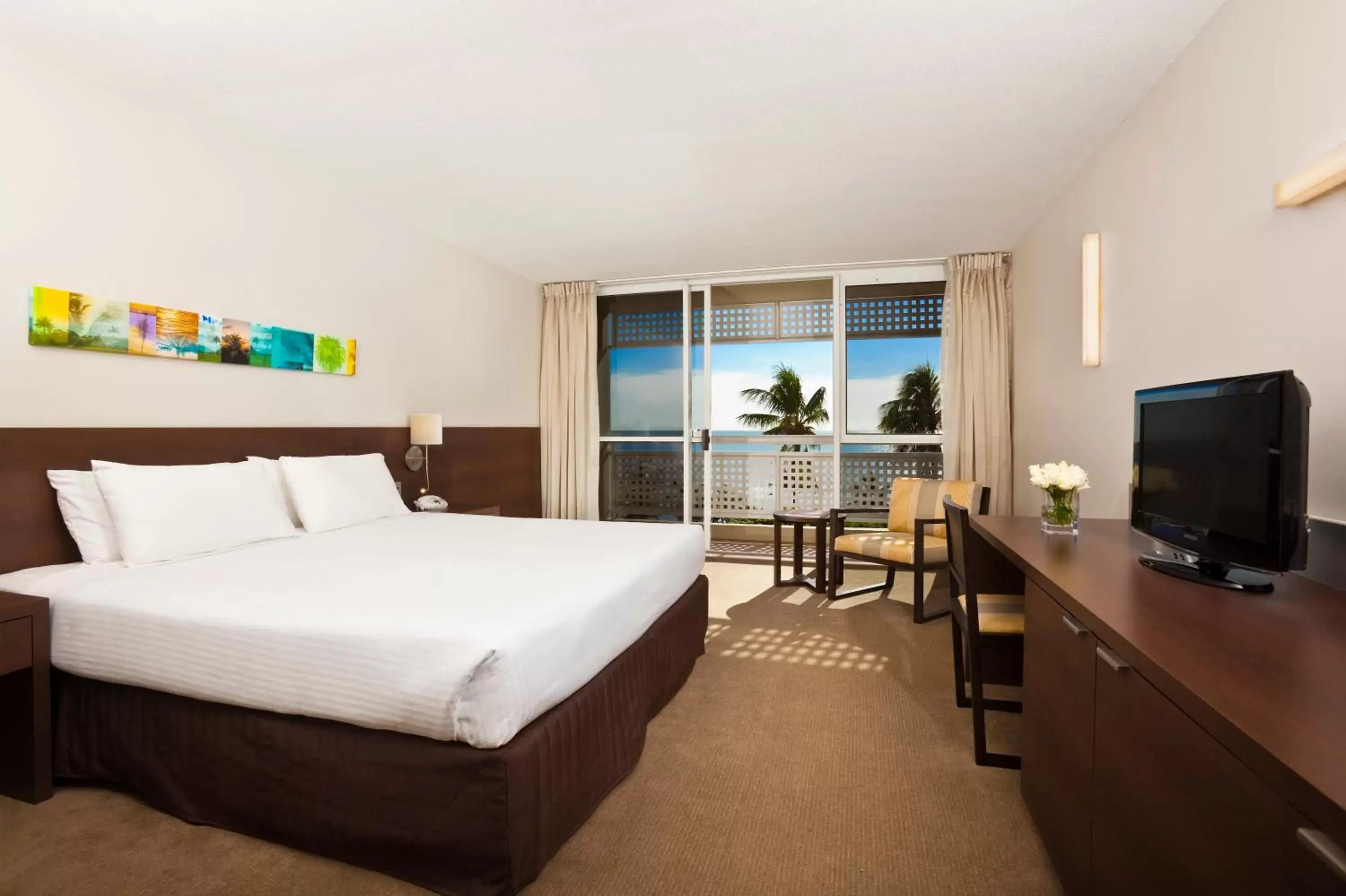 Premium King Room - Seafront in Cairns Harbourside Hotel Premium King Room - Seafront in Cairns Harbourside Hotel