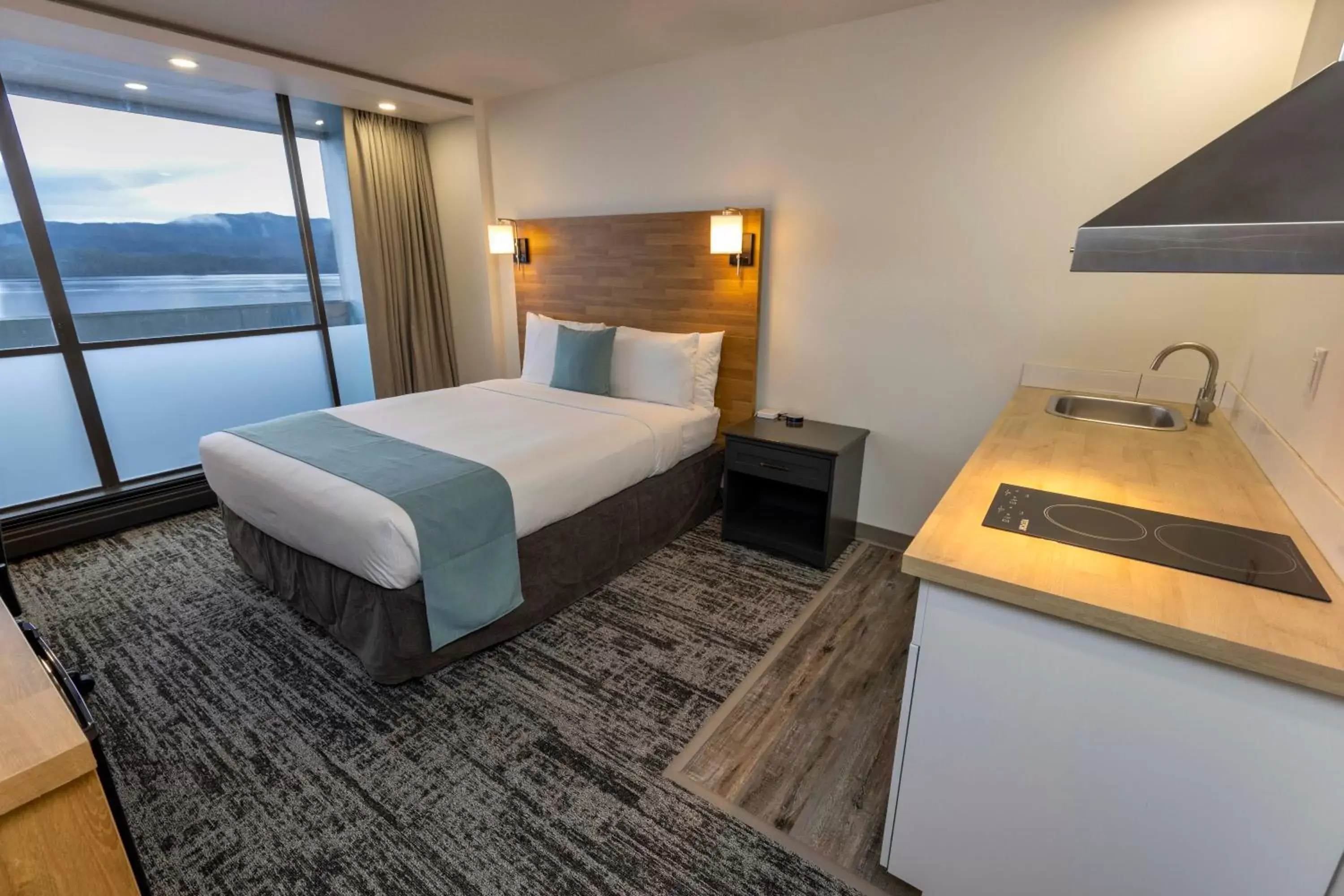 Deluxe Queen Room with Ocean View and Kitchenette in Highliner Hotel Deluxe Queen Room with Ocean View and Kitchenette in Highliner Hotel