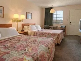 Deluxe Double Room with Two Double Beds - Non-Smoking in Days Inn by Wyndham Joelton/Nashville Deluxe Double Room with Two Double Beds - Non-Smoking in Days Inn by Wyndham Joelton/Nashville