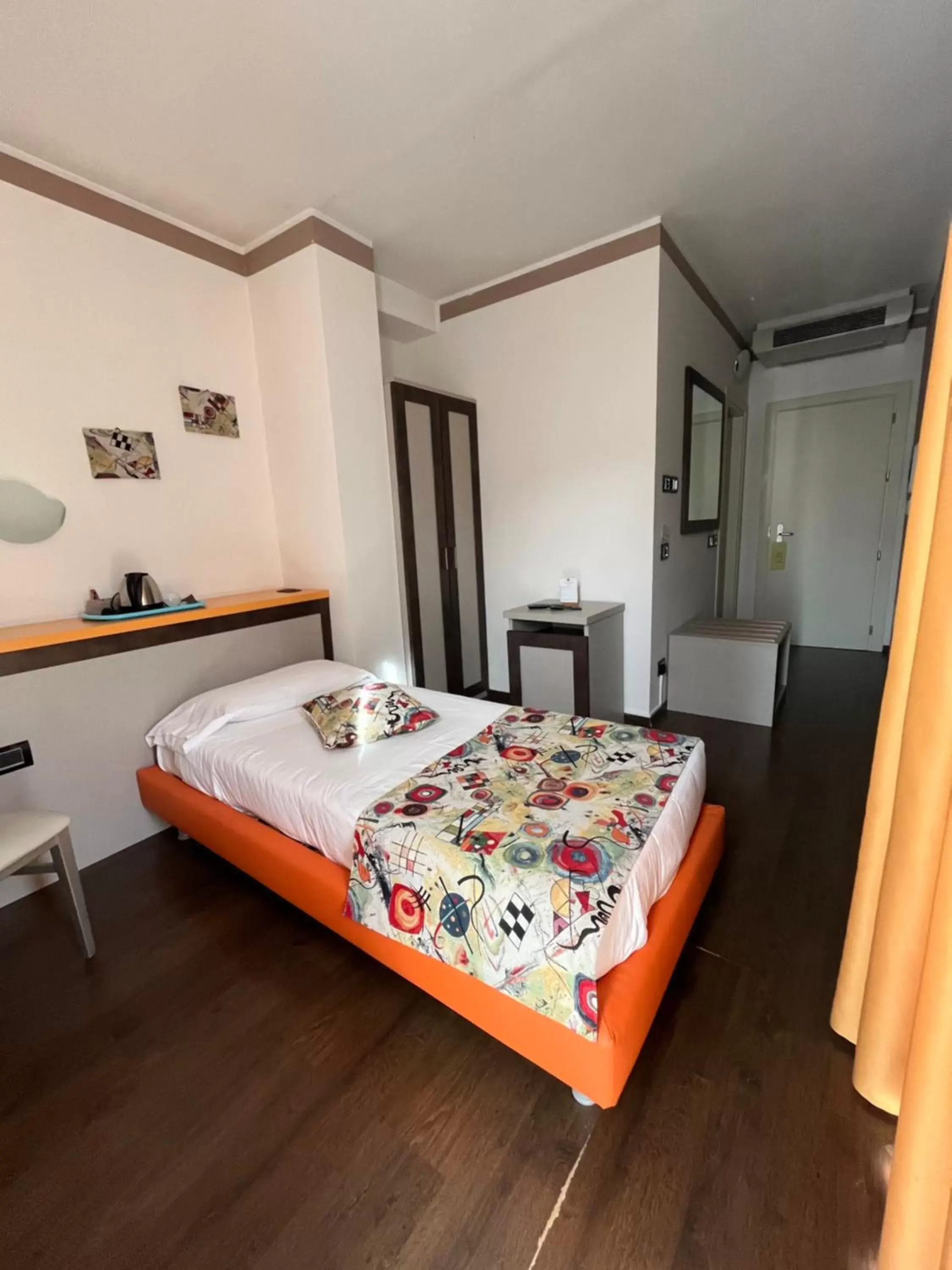 Single Room with Private Bathroom in Hotel Lago di Como Single Room with Private Bathroom in Hotel Lago di Como