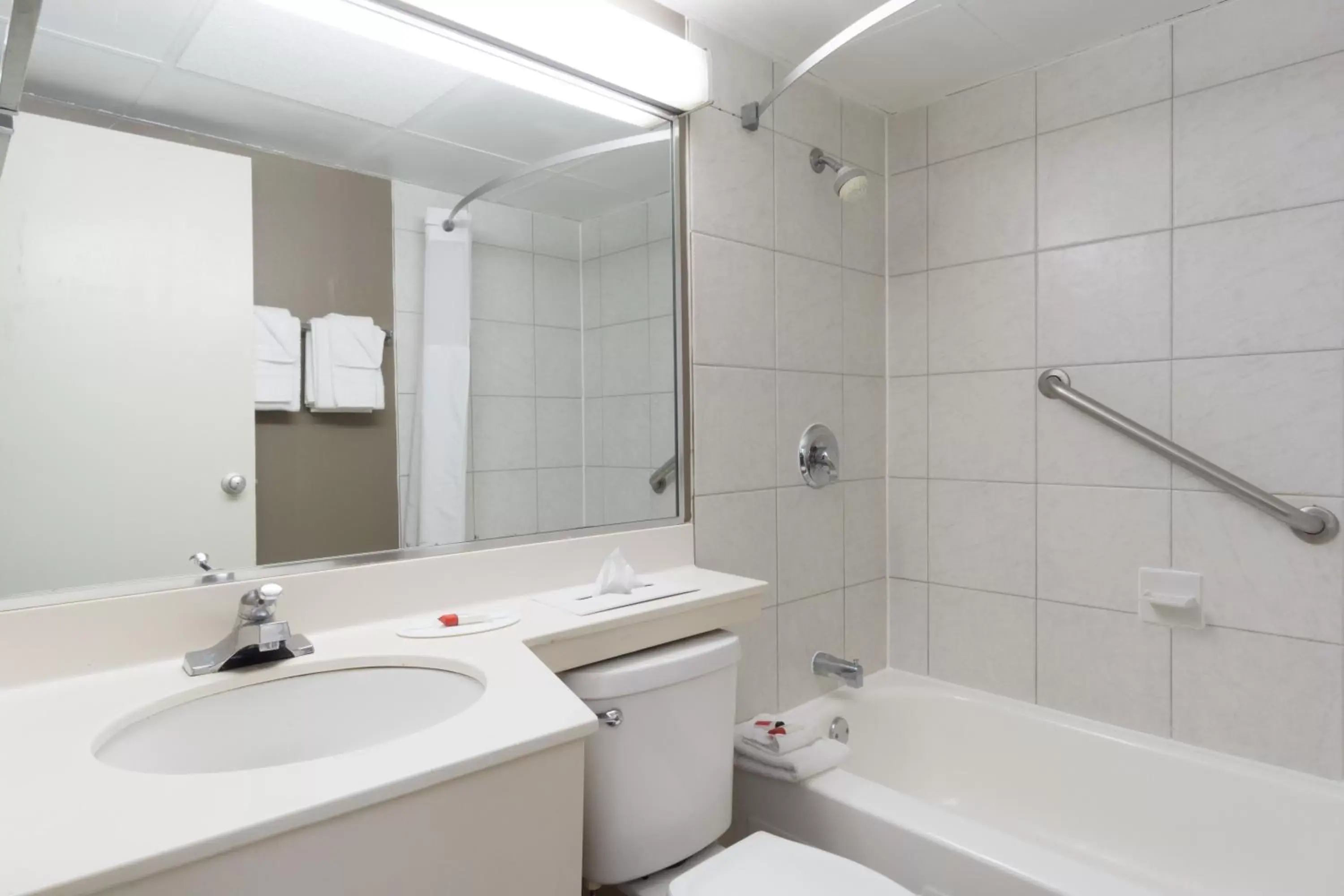 Standard King Room - Smoking in Days Inn by Wyndham Columbus East Airport Standard King Room - Smoking in Days Inn by Wyndham Columbus East Airport