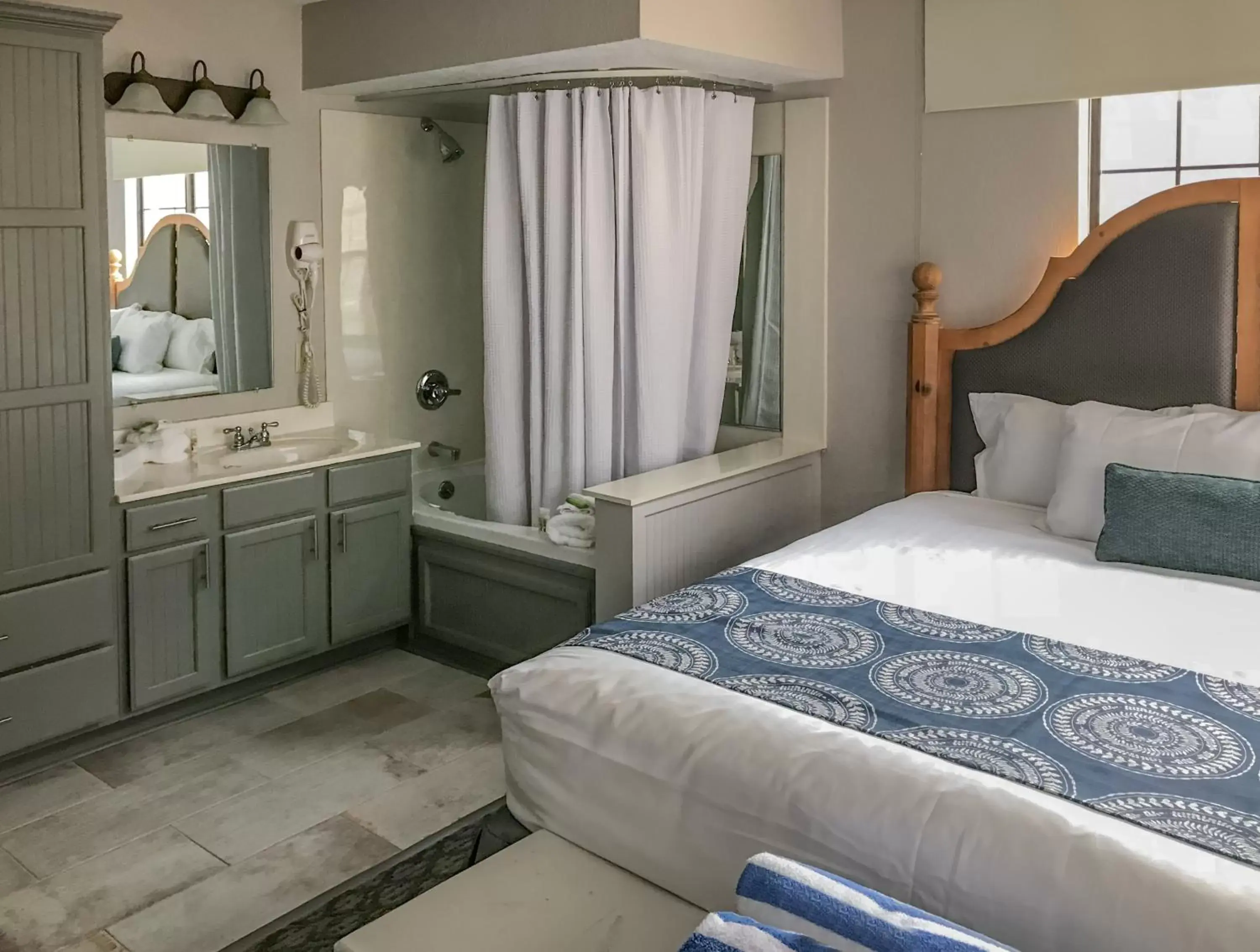 Three-Bedroom Villa Grand with Two Kings 1 Queen in Holiday Inn Club Vacations Oak n Spruce Resort in the Berkshires Three-Bedroom Villa Grand with Two Kings 1 Queen in Holiday Inn Club Vacations Oak n Spruce Resort in the Berkshires