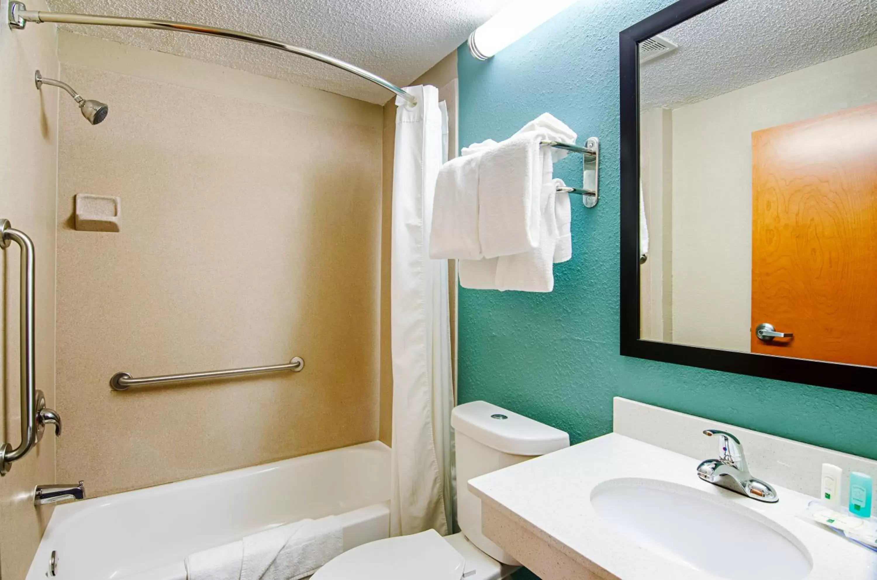 Queen Room - Non-Smoking in Quality Inn & Suites I-81 Exit 7 Queen Room - Non-Smoking in Quality Inn & Suites I-81 Exit 7