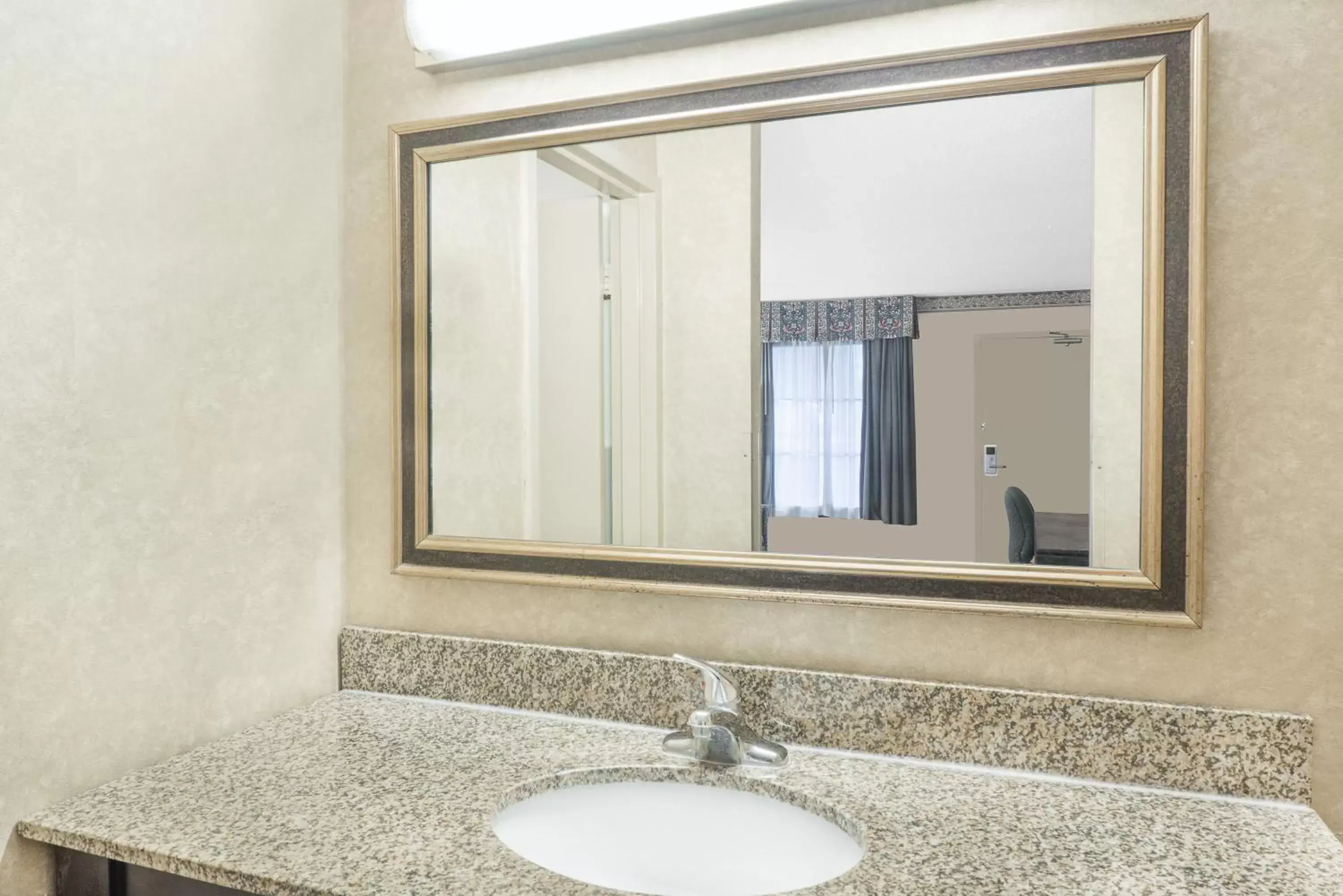 King Room with Roll-In Shower - Mobility Accessible/Non-Smoking in Days Inn & Suites by Wyndham York King Room with Roll-In Shower - Mobility Accessible/Non-Smoking in Days Inn & Suites by Wyndham York