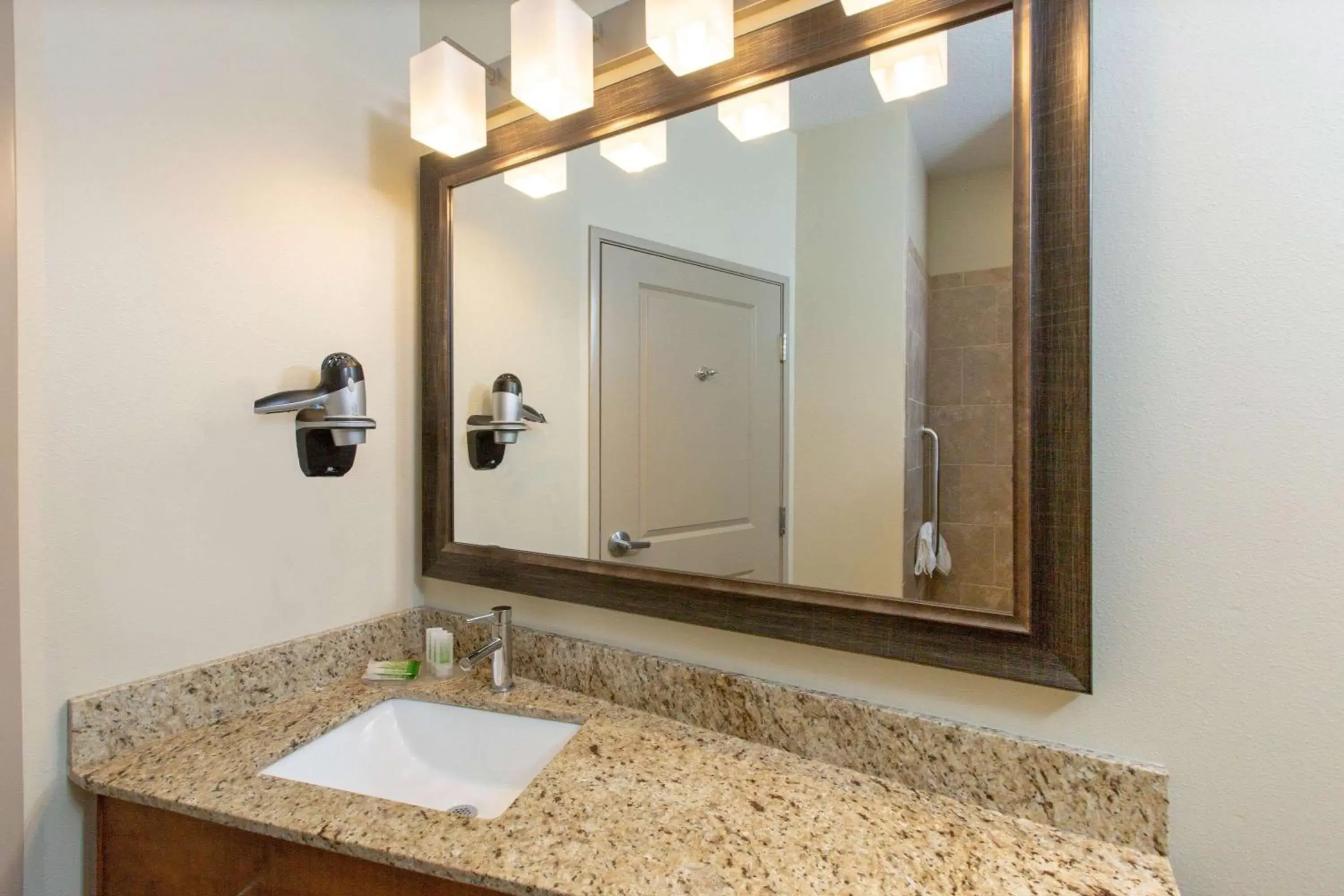 Deluxe Queen Room - Mobility Access/Non-Smoking in AmericInn by Wyndham Humboldt Deluxe Queen Room - Mobility Access/Non-Smoking in AmericInn by Wyndham Humboldt