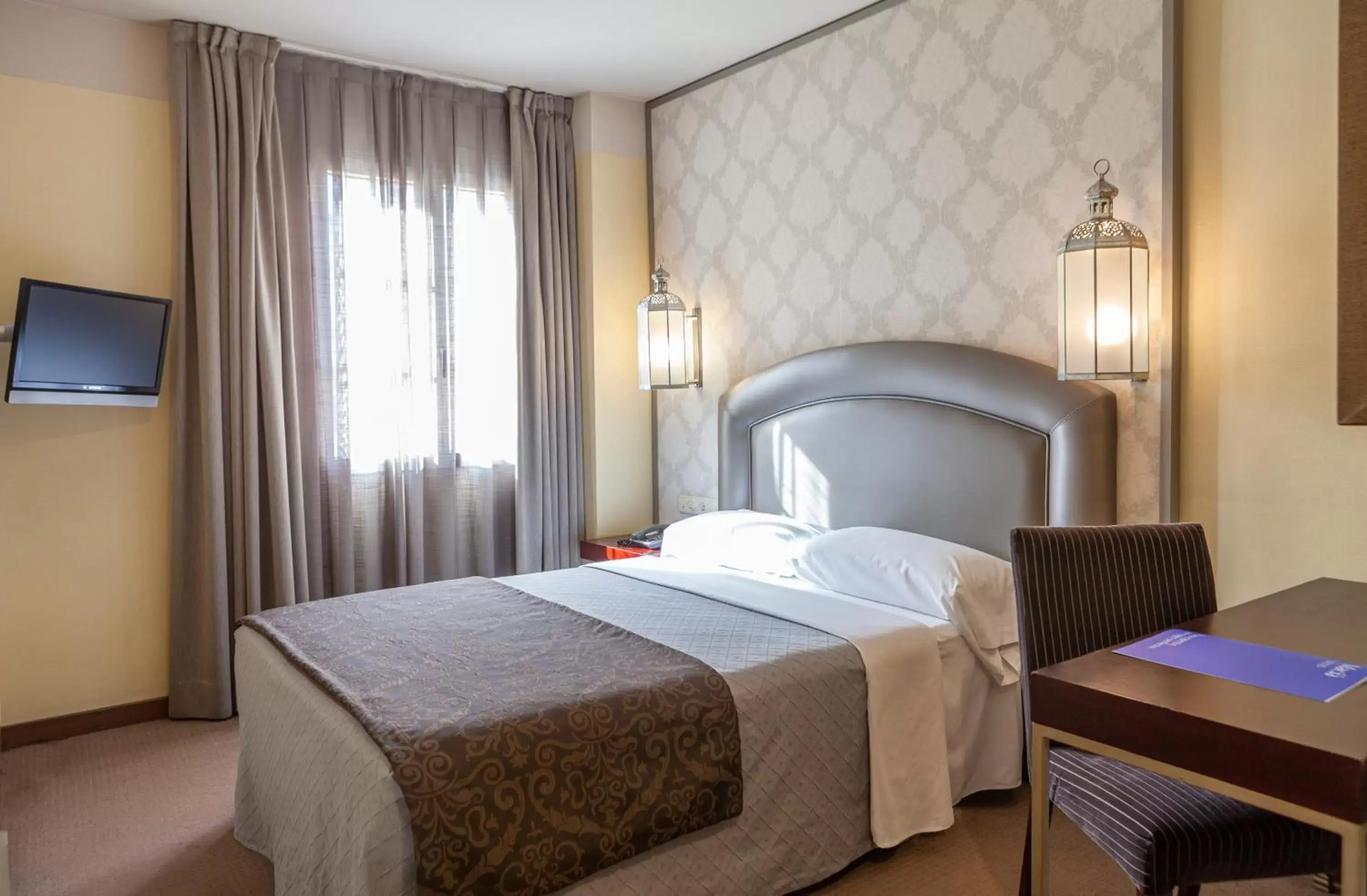 Single Room in Hotel Macià Alfaros Single Room in Hotel Macià Alfaros