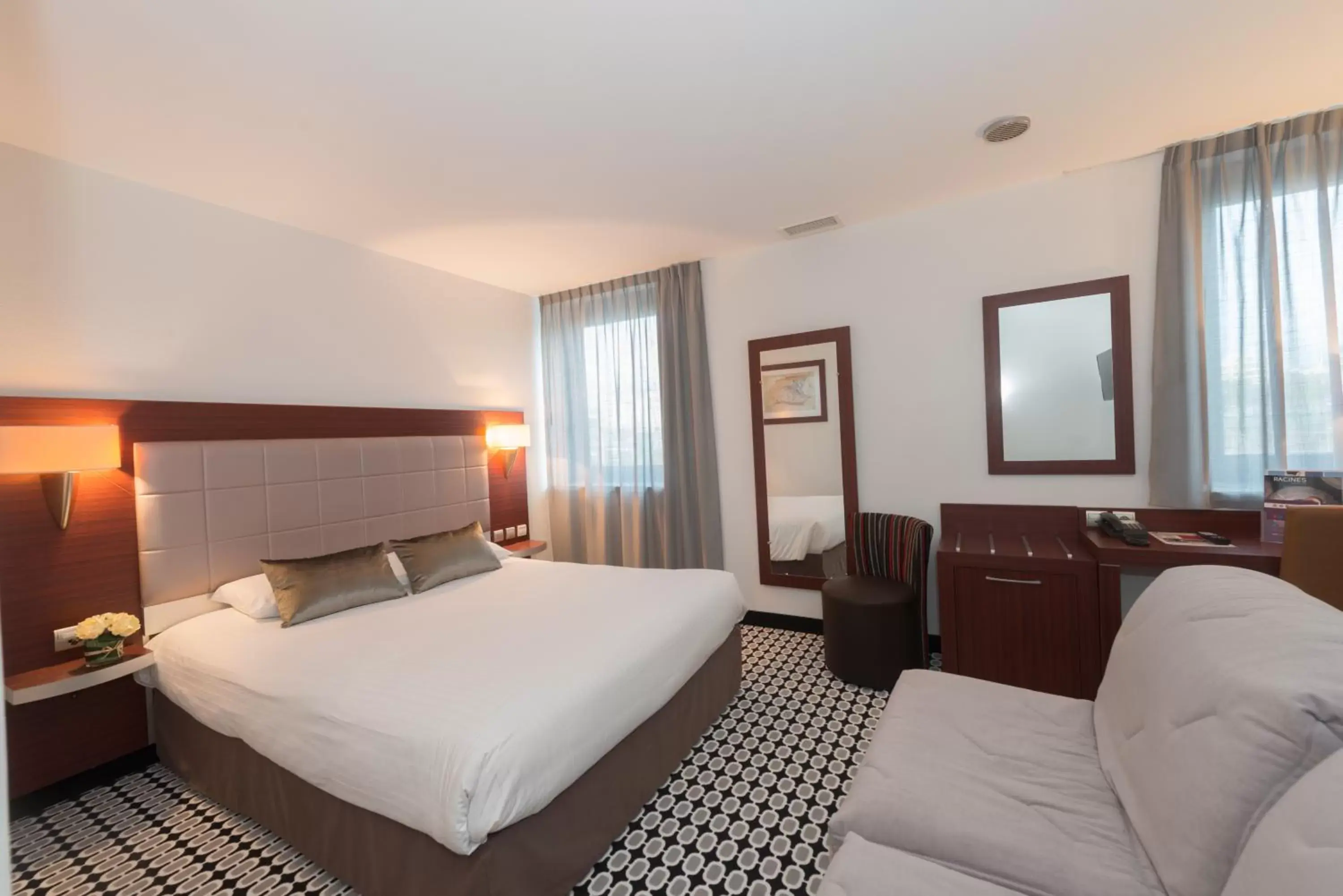 Superior Quadruple Room in Kyriad Limoges Centre Gare - Atrium Superior Quadruple Room in Kyriad Limoges Centre Gare - Atrium