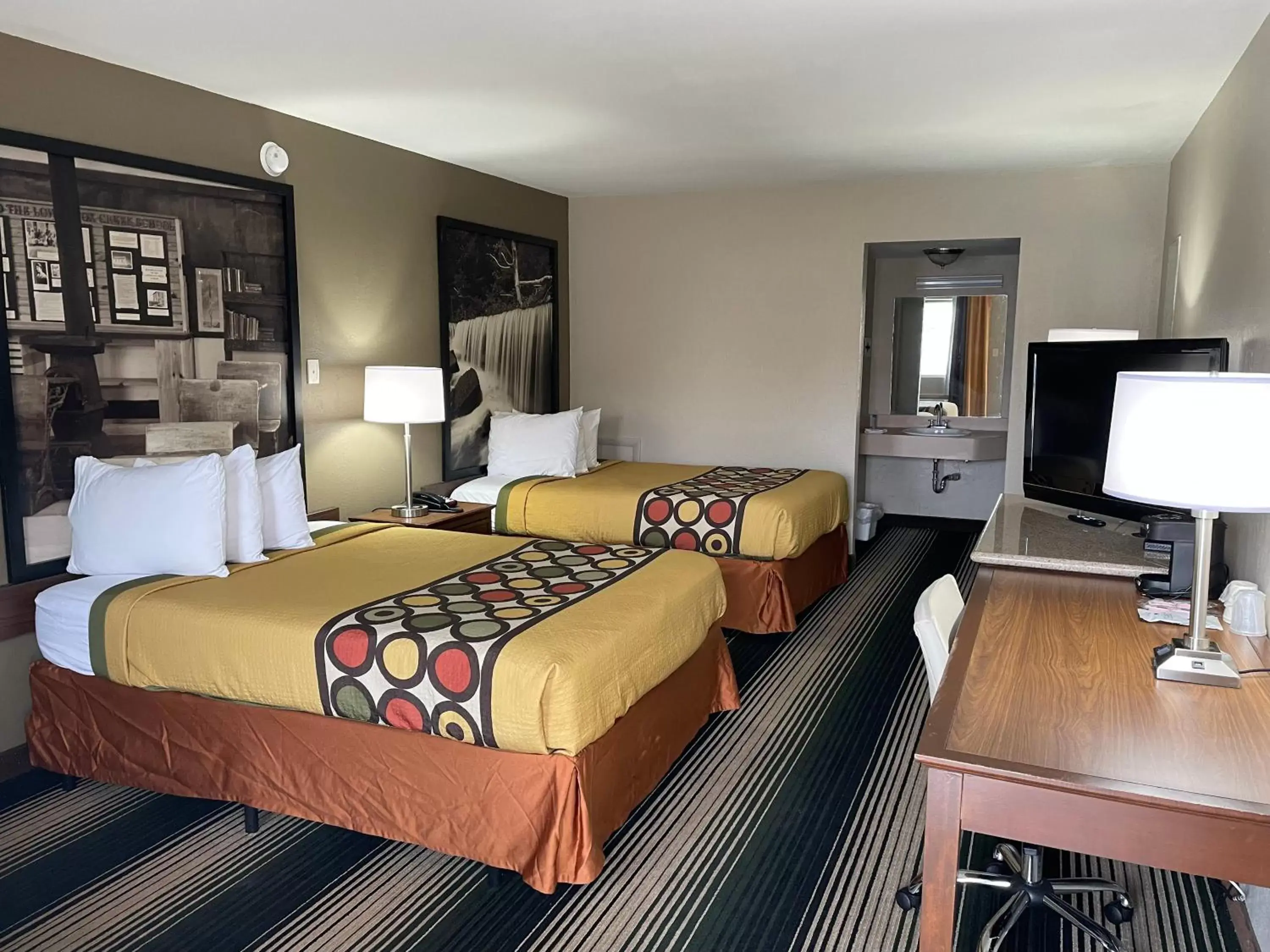 Deluxe Double Room on First Floor - Disability Access/Non-Smoking in Super 8 by Wyndham Junction City Deluxe Double Room on First Floor - Disability Access/Non-Smoking in Super 8 by Wyndham Junction City