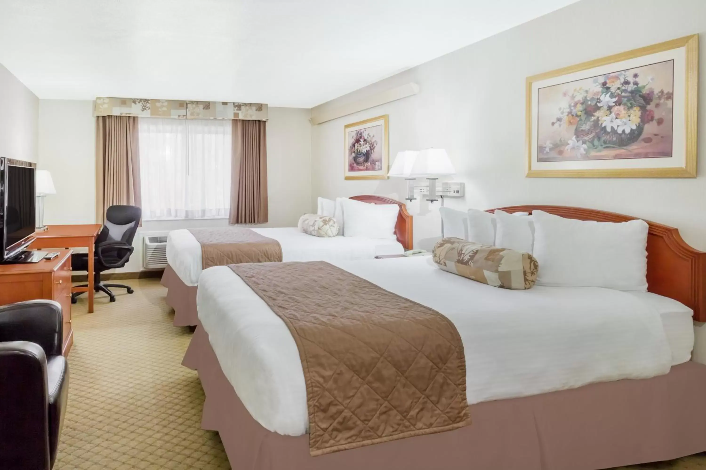 Deluxe Queen Room with Two Queen Beds - Non-Smoking in Ramada by Wyndham Ely Deluxe Queen Room with Two Queen Beds - Non-Smoking in Ramada by Wyndham Ely