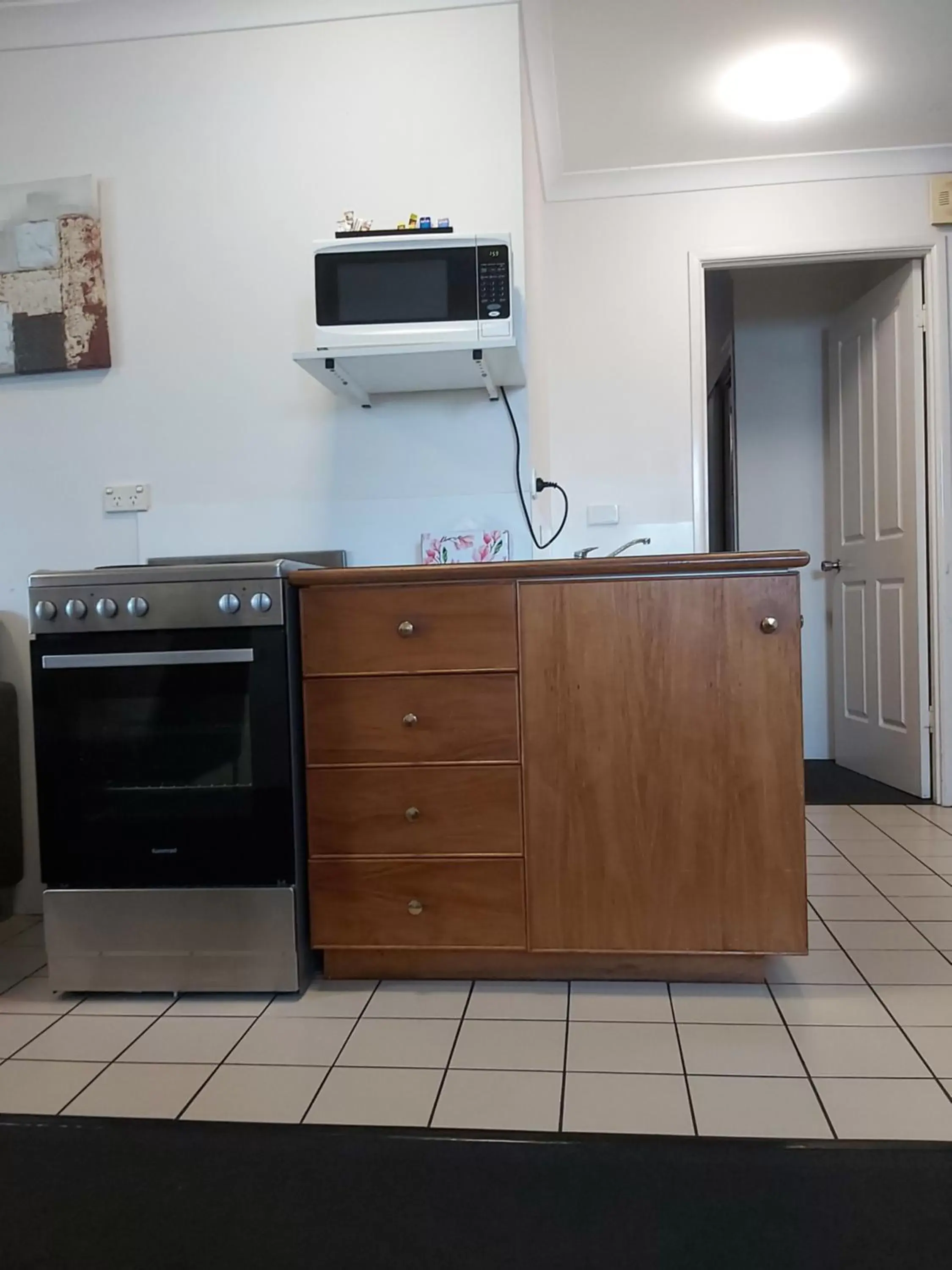 Deluxe Three-Bedroom Apartment in Cosmopolitan Motel & Serviced Apartments Deluxe Three-Bedroom Apartment in Cosmopolitan Motel & Serviced Apartments