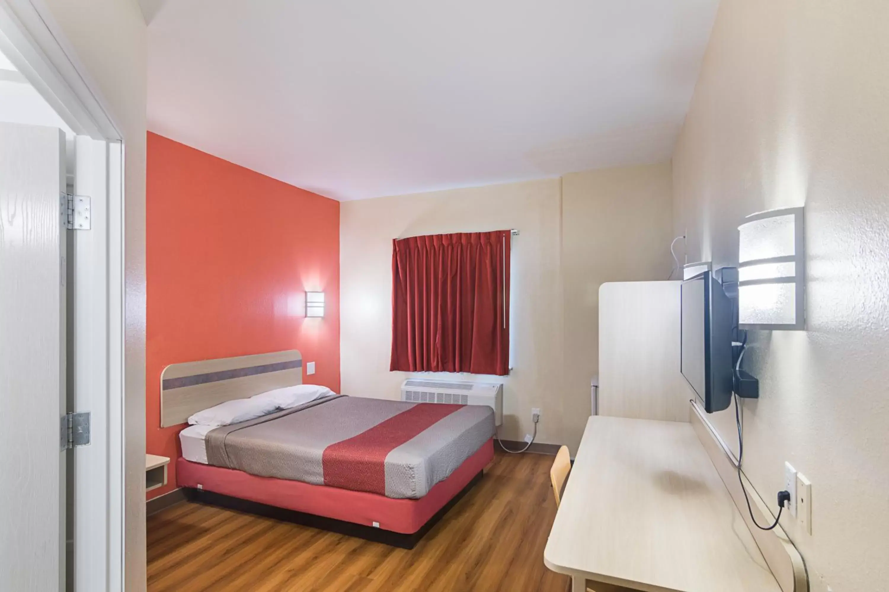 Queen Room - Non-Smoking in Motel 6-Terrell, TX Queen Room - Non-Smoking in Motel 6-Terrell, TX