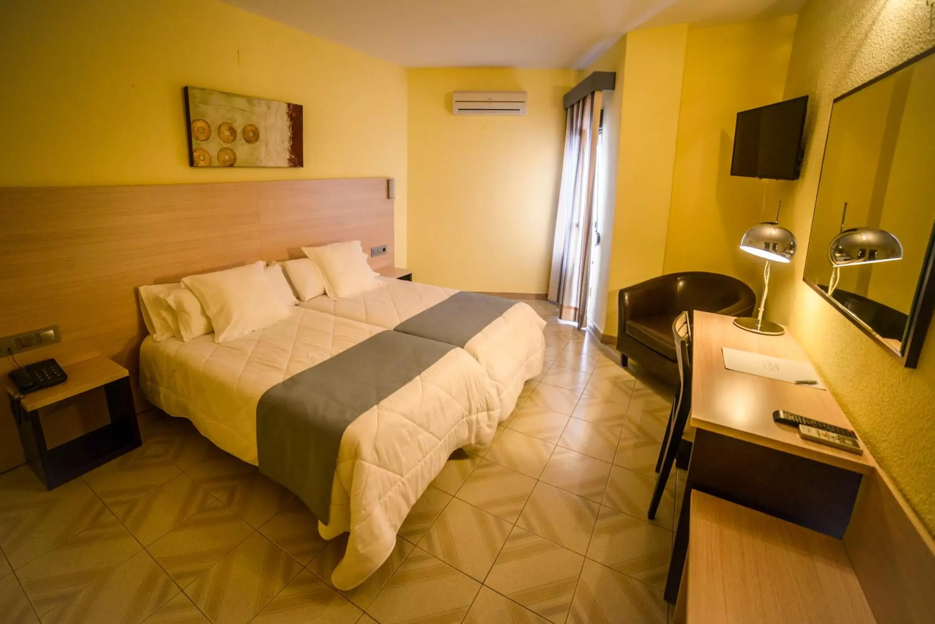 Twin Room in Hotel Oasis Familiar Twin Room in Hotel Oasis Familiar