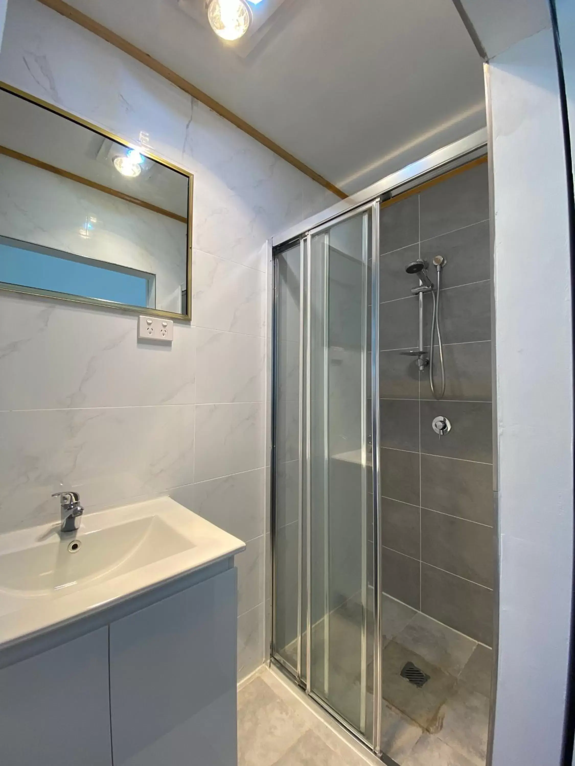 Self Contained Unit - One Queen, One Single in Central Motel Mudgee Self Contained Unit - One Queen, One Single in Central Motel Mudgee