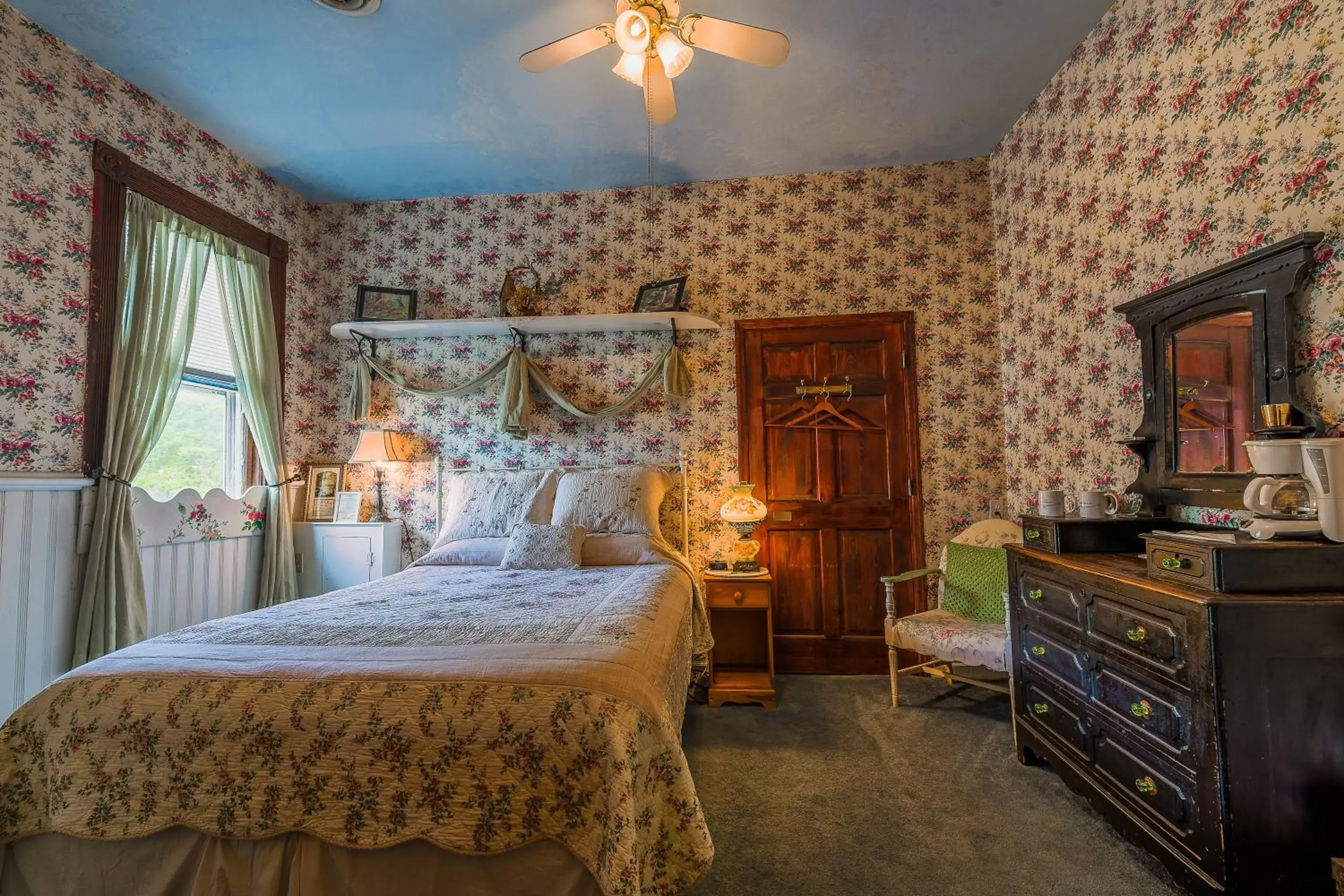 Double Room with Private Bathroom in Simmons-Bond Inn Bed & Breakfast Double Room with Private Bathroom in Simmons-Bond Inn Bed & Breakfast