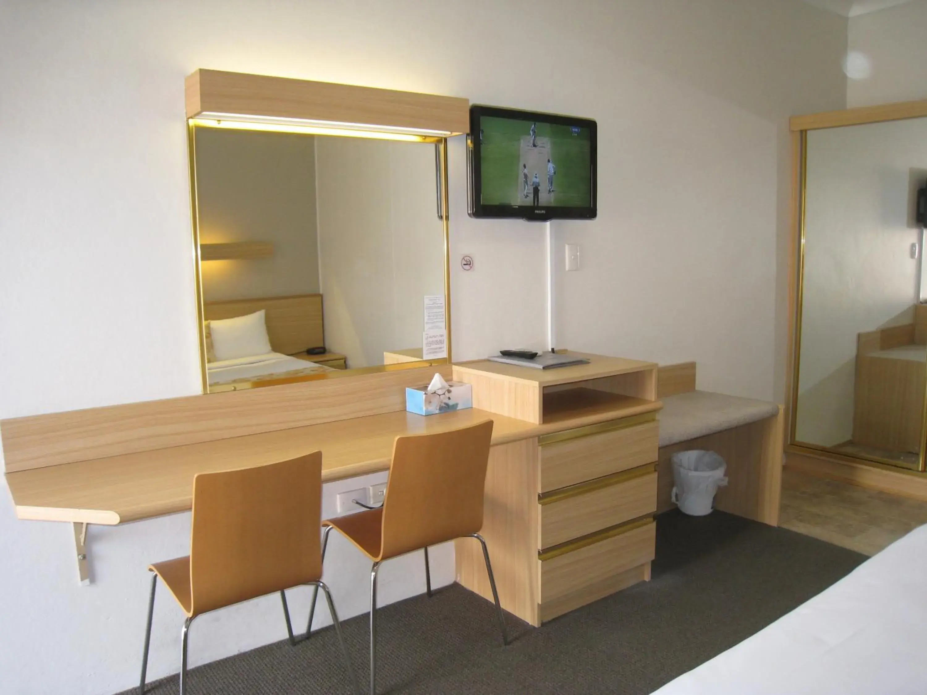 Comfort Queen Room in Country Lodge Motor Inn Comfort Queen Room in Country Lodge Motor Inn