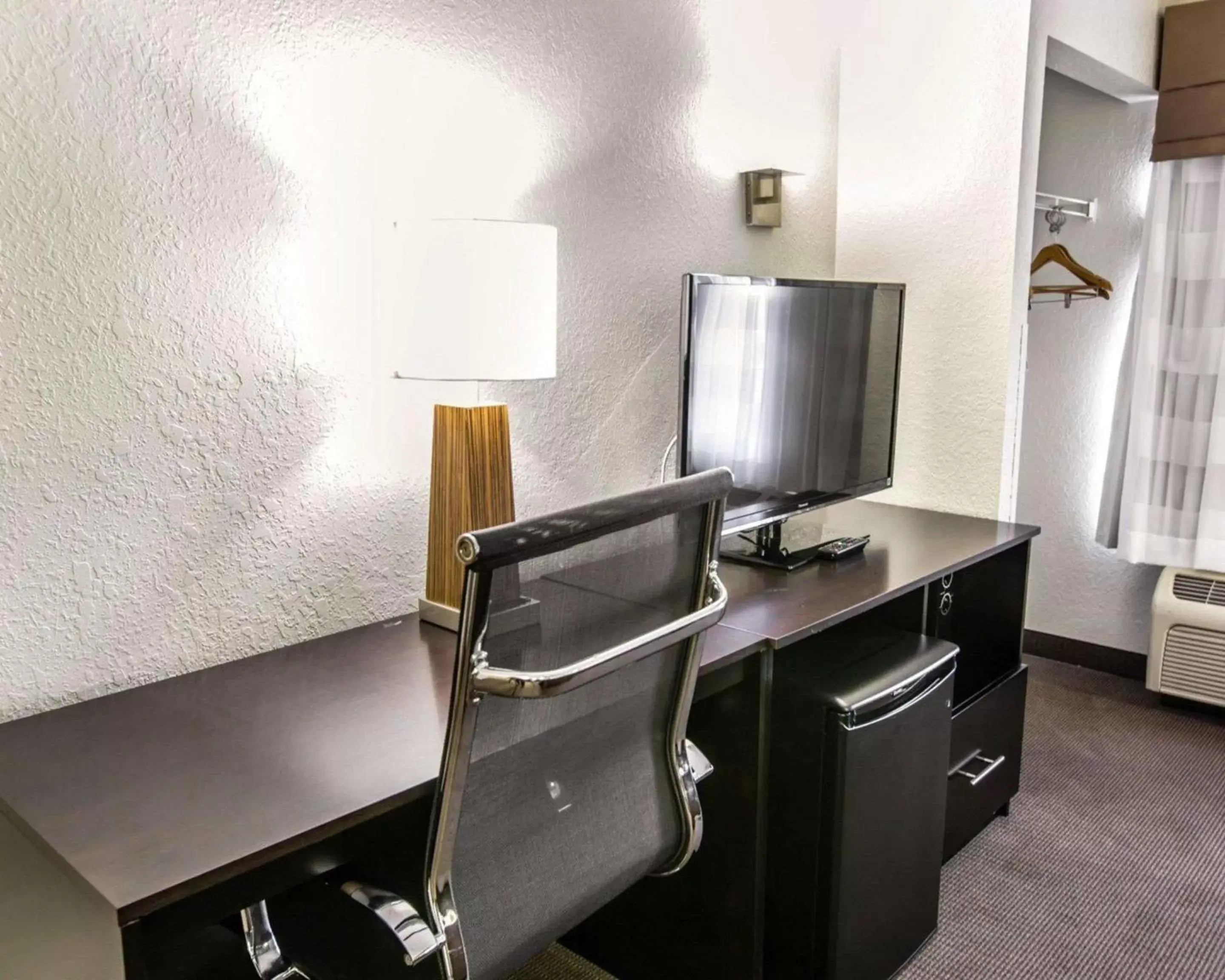 Queen Room - Accessible/Nonsmoking in Sleep Inn near Outlets Queen Room - Accessible/Nonsmoking in Sleep Inn near Outlets