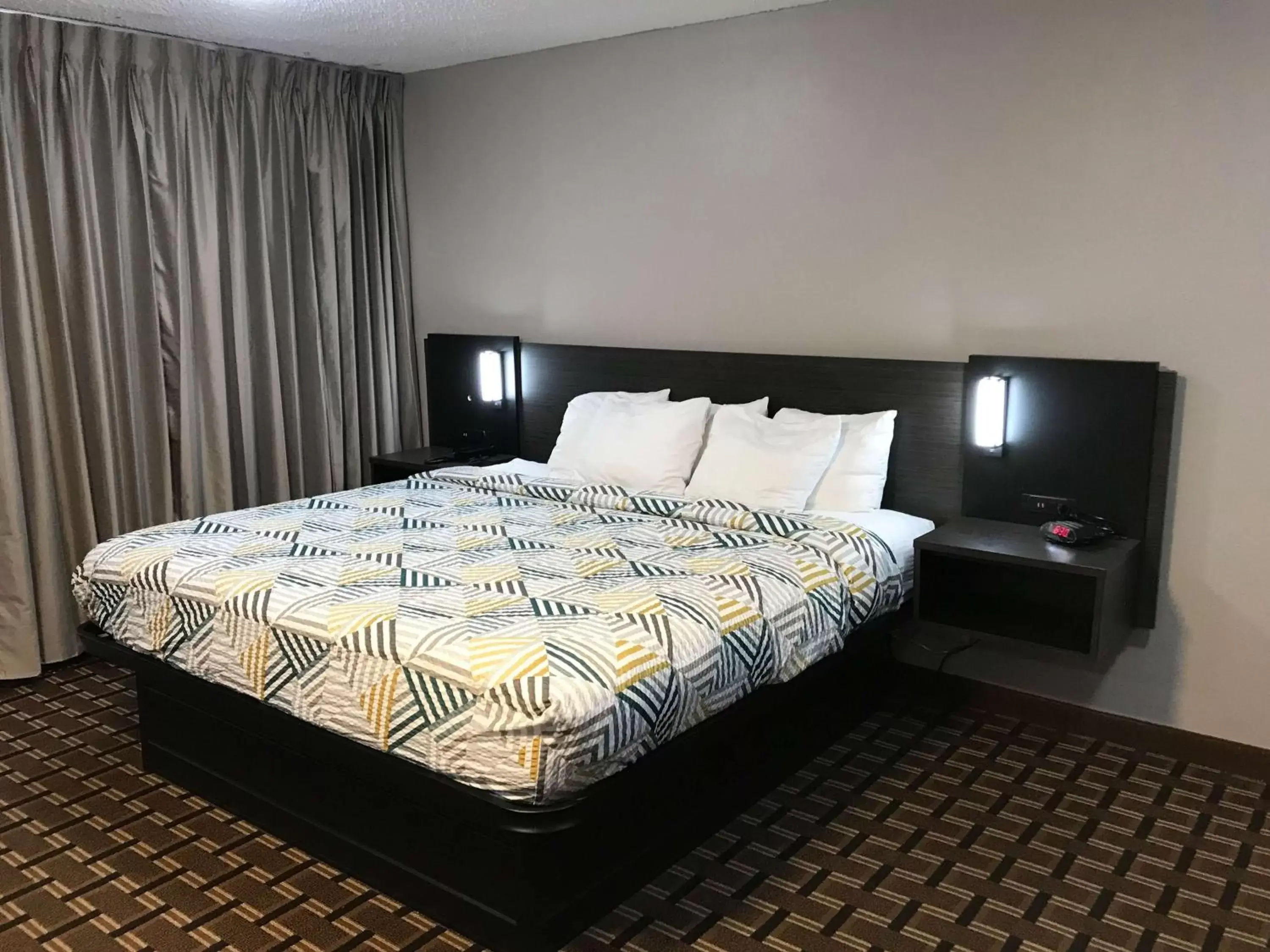 Standard King Room - Smoking in Studio 6 Suites Tupelo, MS Standard King Room - Smoking in Studio 6 Suites Tupelo, MS