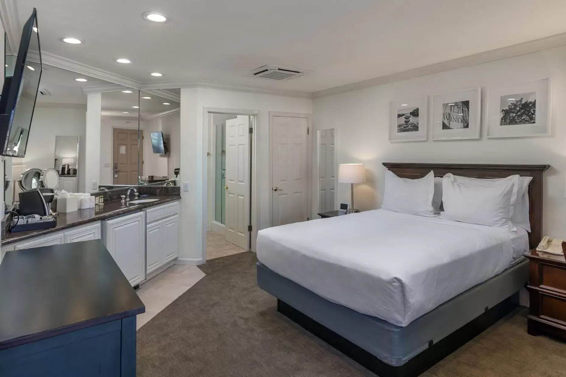 Queen Room in Saratoga Oaks Lodge Queen Room in Saratoga Oaks Lodge