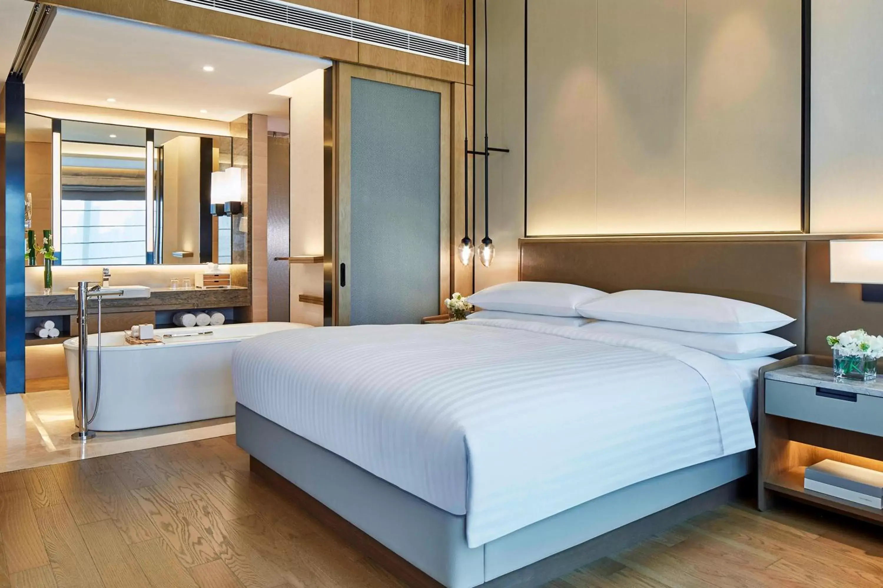 Premier King Room with River View in Hangzhou Marriott Hotel Qianjiang Premier King Room with River View in Hangzhou Marriott Hotel Qianjiang