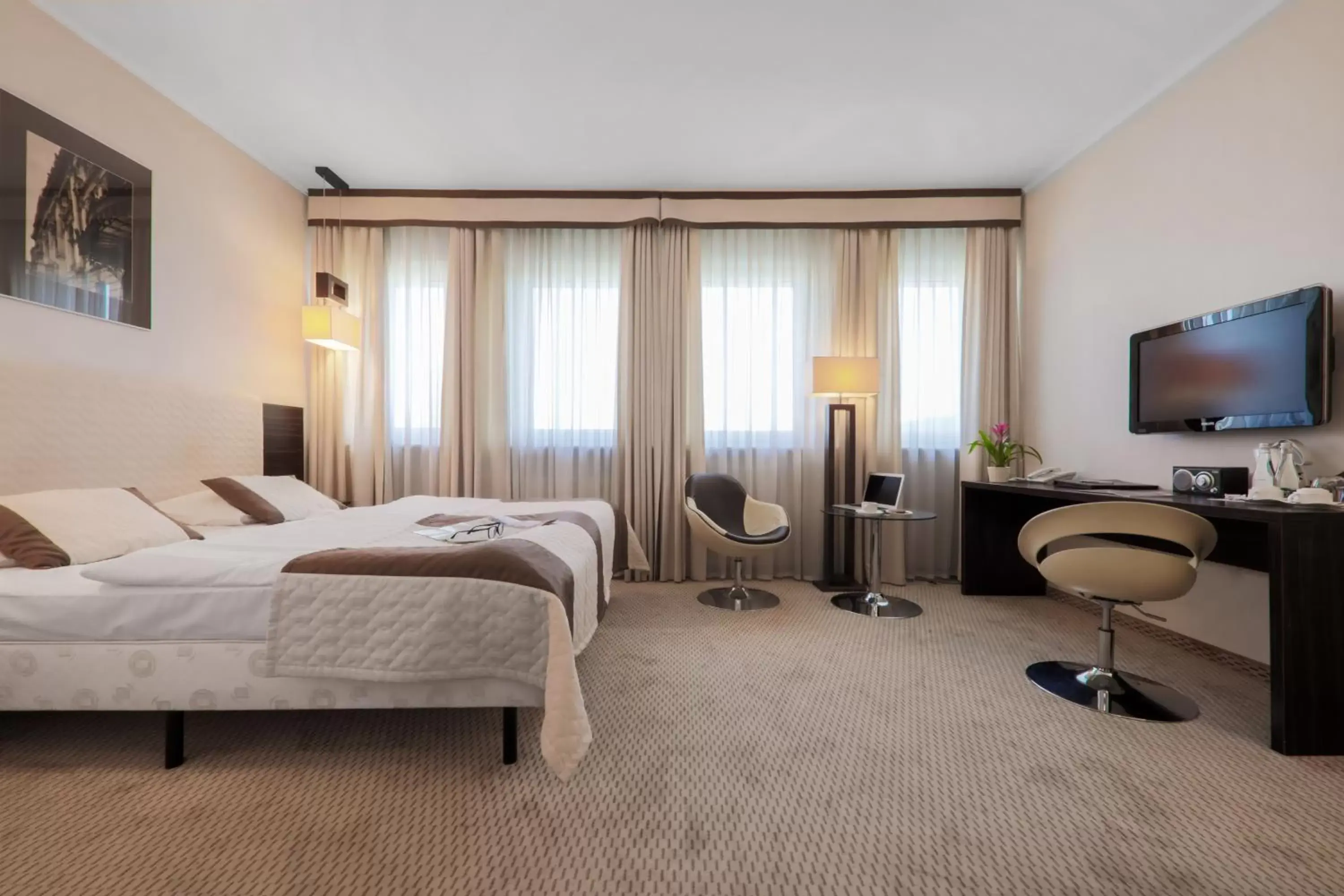 Deluxe Double Room (2 Adults + 1 Child) - single occupancy in Hotel Borowiecki Deluxe Double Room (2 Adults + 1 Child) - single occupancy in Hotel Borowiecki