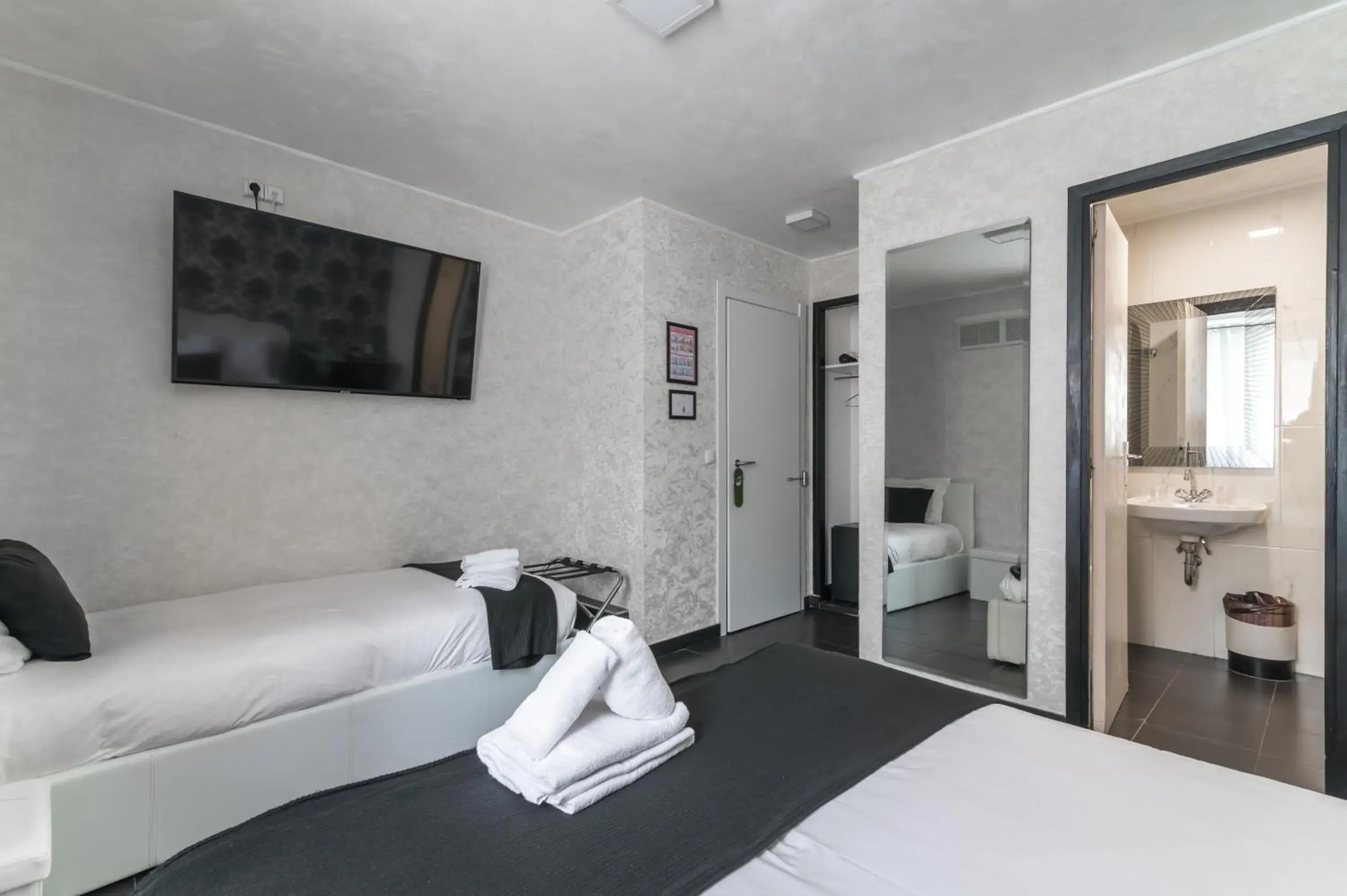 Comfort Triple Room in Hotel des Congrès et Festivals Comfort Triple Room in Hotel des Congrès et Festivals