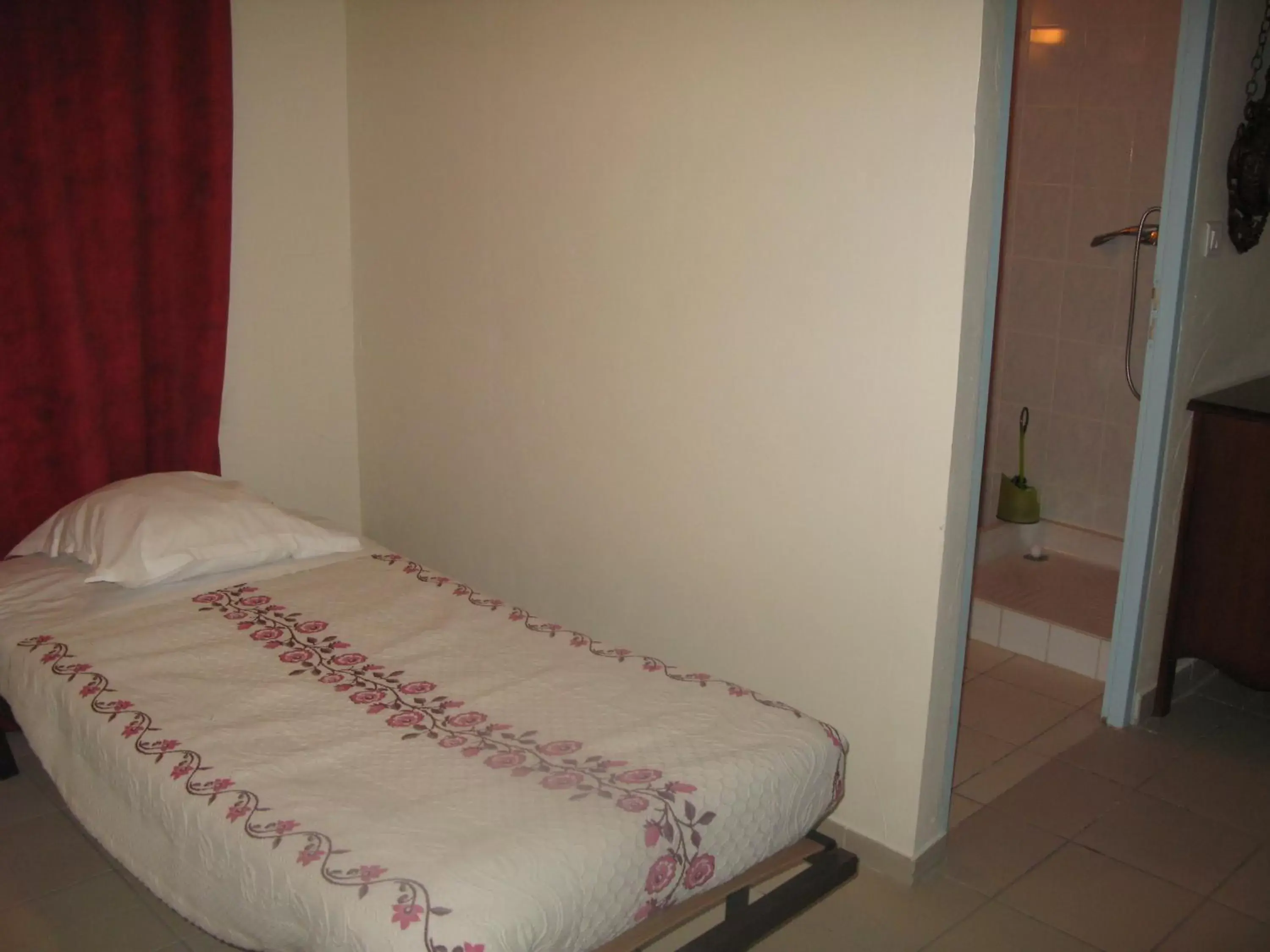 Apartment - Ground Floor in Le Relais de la RN7 Apartment - Ground Floor in Le Relais de la RN7