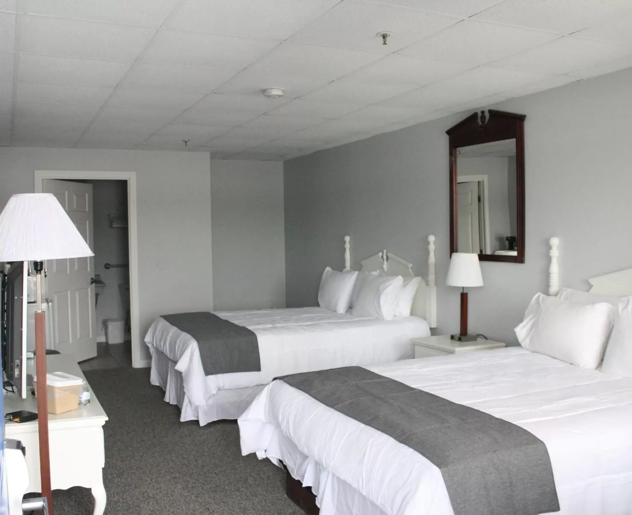 Double Room - Disability Access in Winnisquam Lake Inn Double Room - Disability Access in Winnisquam Lake Inn