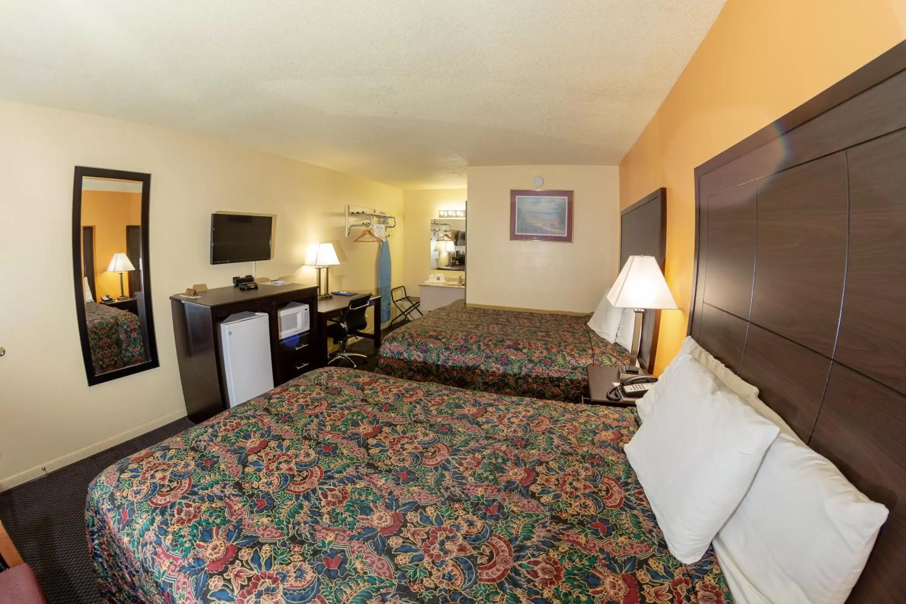 Standard Queen Room with Two Queen Beds in Knights Inn - Chanute Standard Queen Room with Two Queen Beds in Knights Inn - Chanute