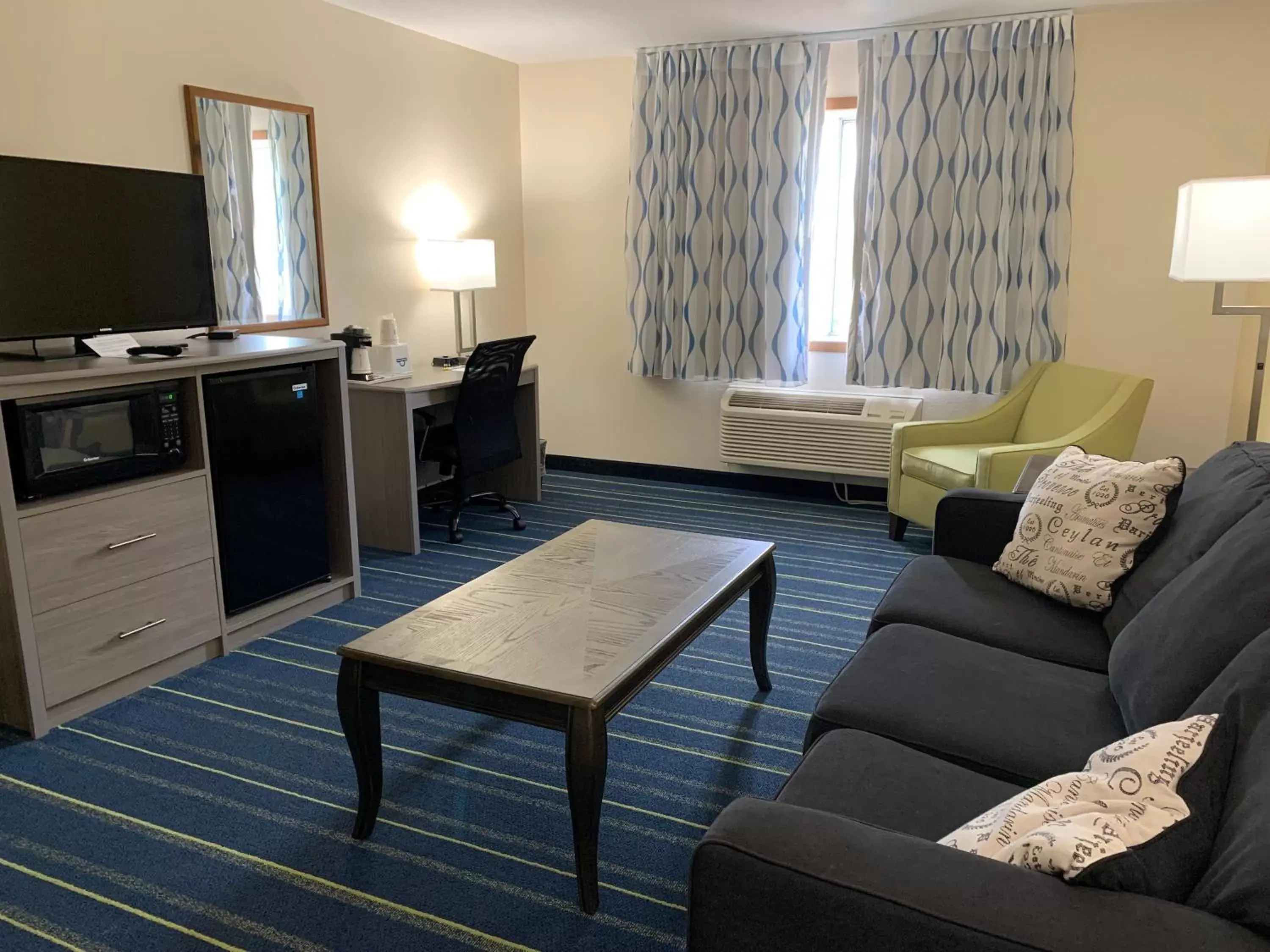 King Suite - Non-Smoking in Days Inn by Wyndham Hinckley King Suite - Non-Smoking in Days Inn by Wyndham Hinckley