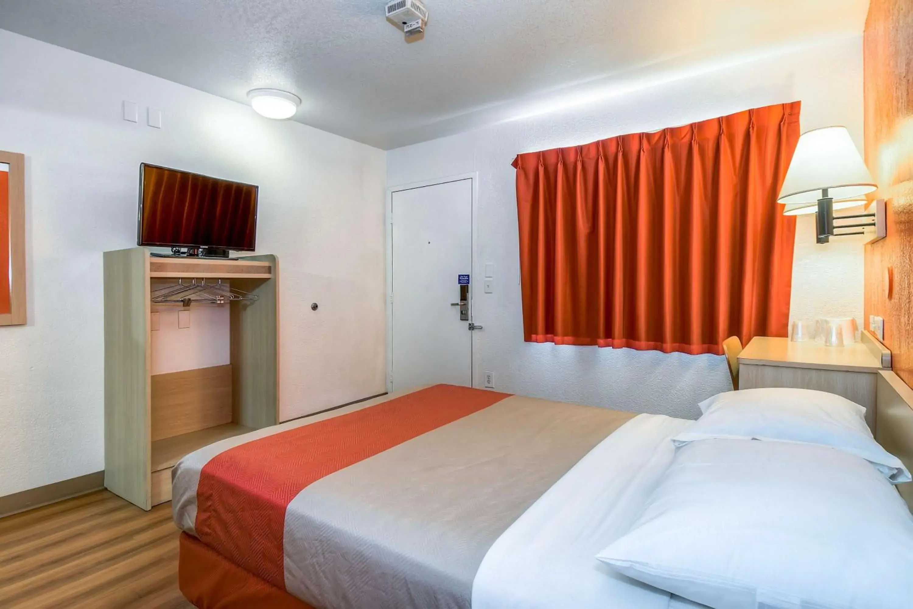 Standard Queen Room in Motel 6-Corona, CA Standard Queen Room in Motel 6-Corona, CA