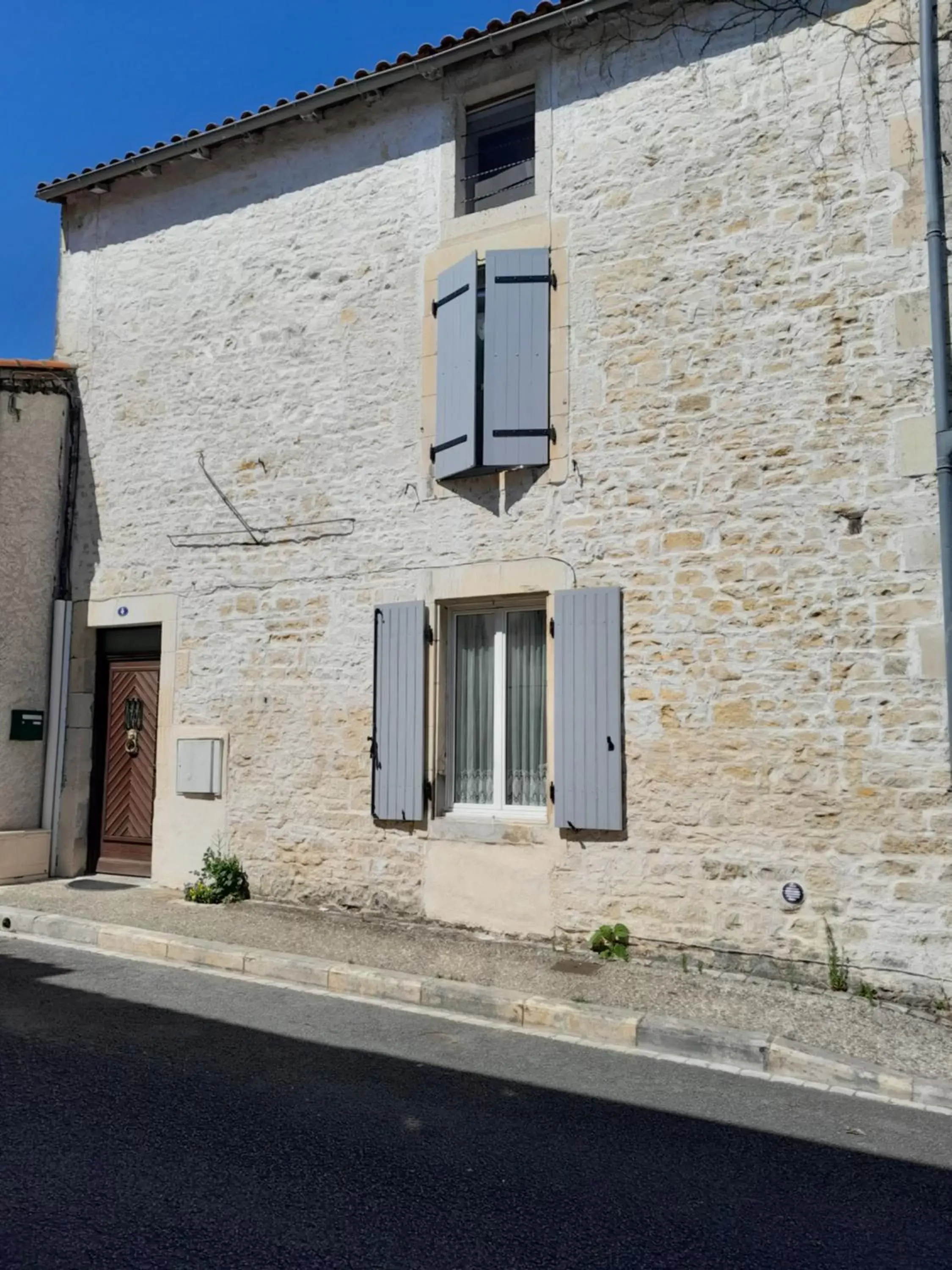 Property Building in Le Perroquet Vert Property Building in Le Perroquet Vert