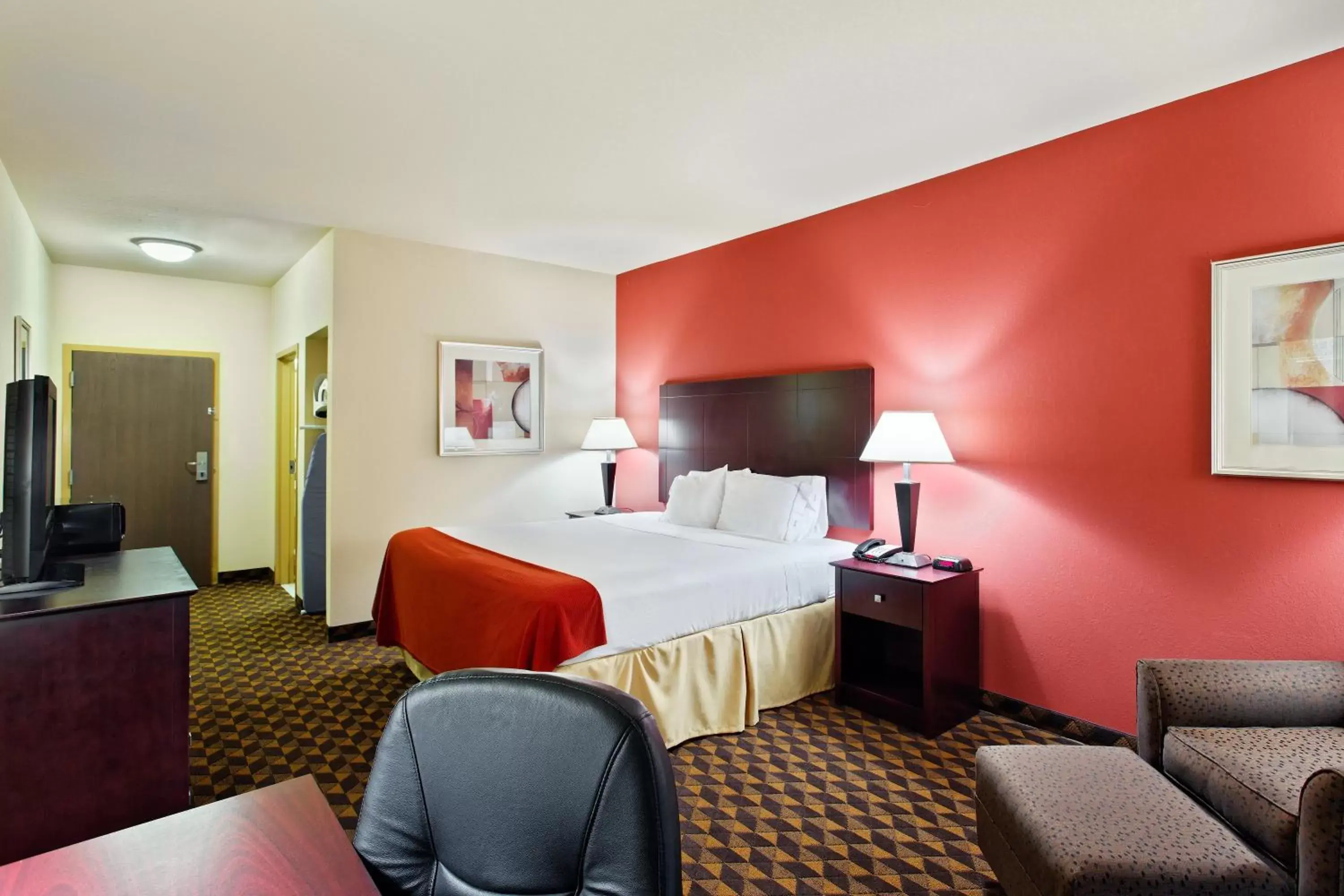 King Room - Mobility Access/Hearing Accessible in Holiday Inn Express & Suites Malvern, an IHG Hotel King Room - Mobility Access/Hearing Accessible in Holiday Inn Express & Suites Malvern, an IHG Hotel