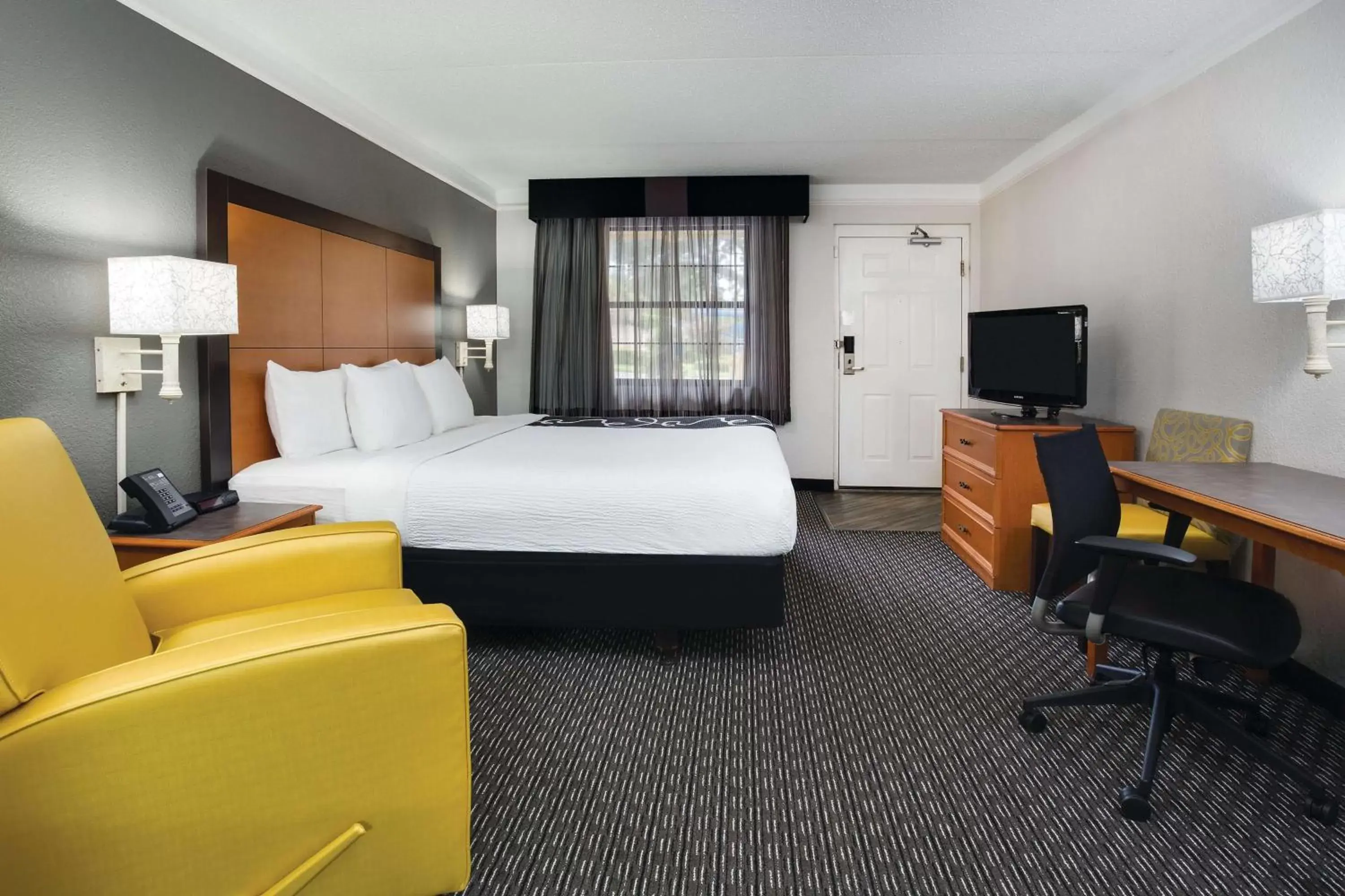 King Room with Bath Tub - Mobility/Hearing Accessible - Non-Smoking in Days Inn by Wyndham Gainesville Florida King Room with Bath Tub - Mobility/Hearing Accessible - Non-Smoking in Days Inn by Wyndham Gainesville Florida