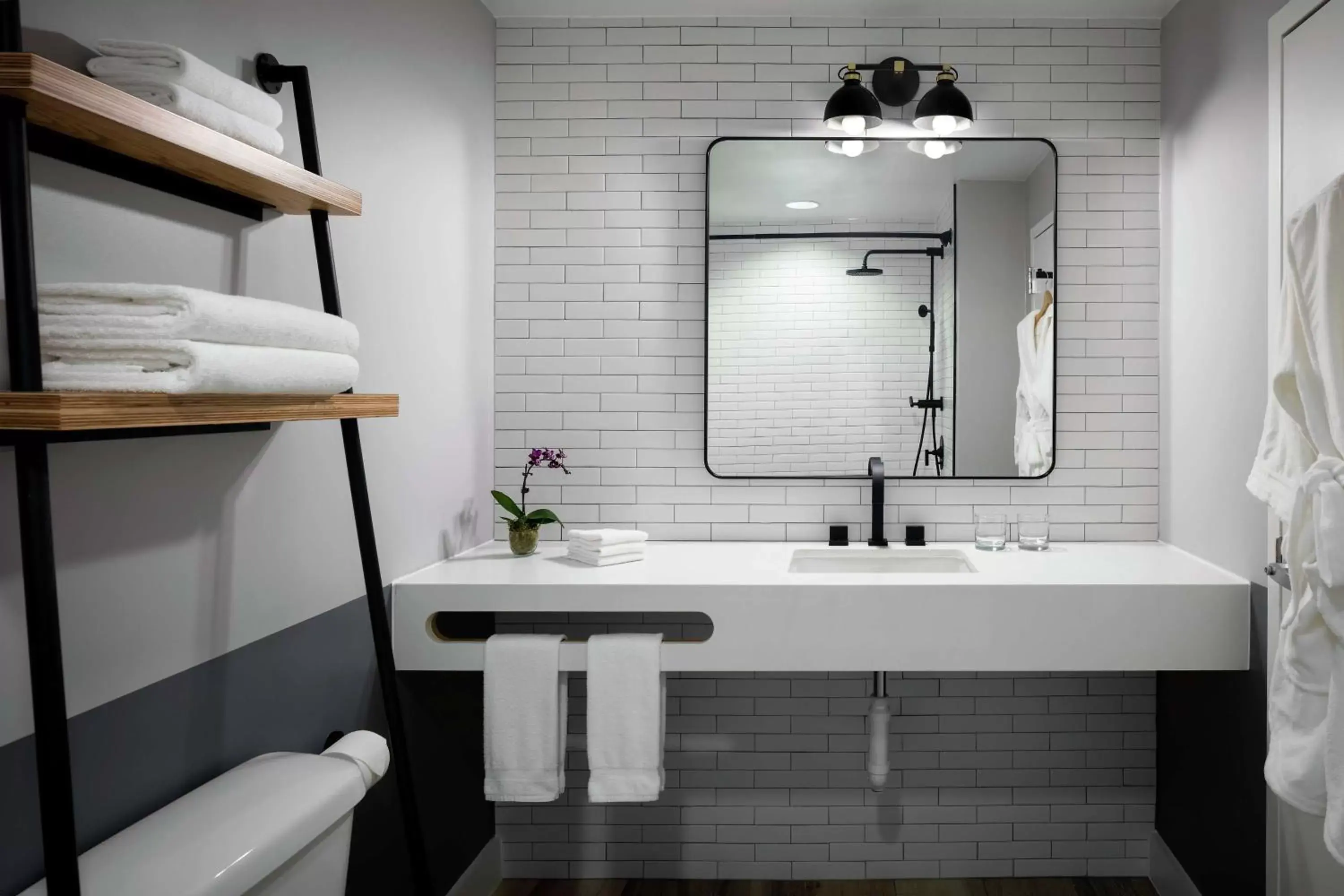 Deluxe King Room in Freepoint Hotel Cambridge, Tapestry Collection by Hilton Deluxe King Room in Freepoint Hotel Cambridge, Tapestry Collection by Hilton