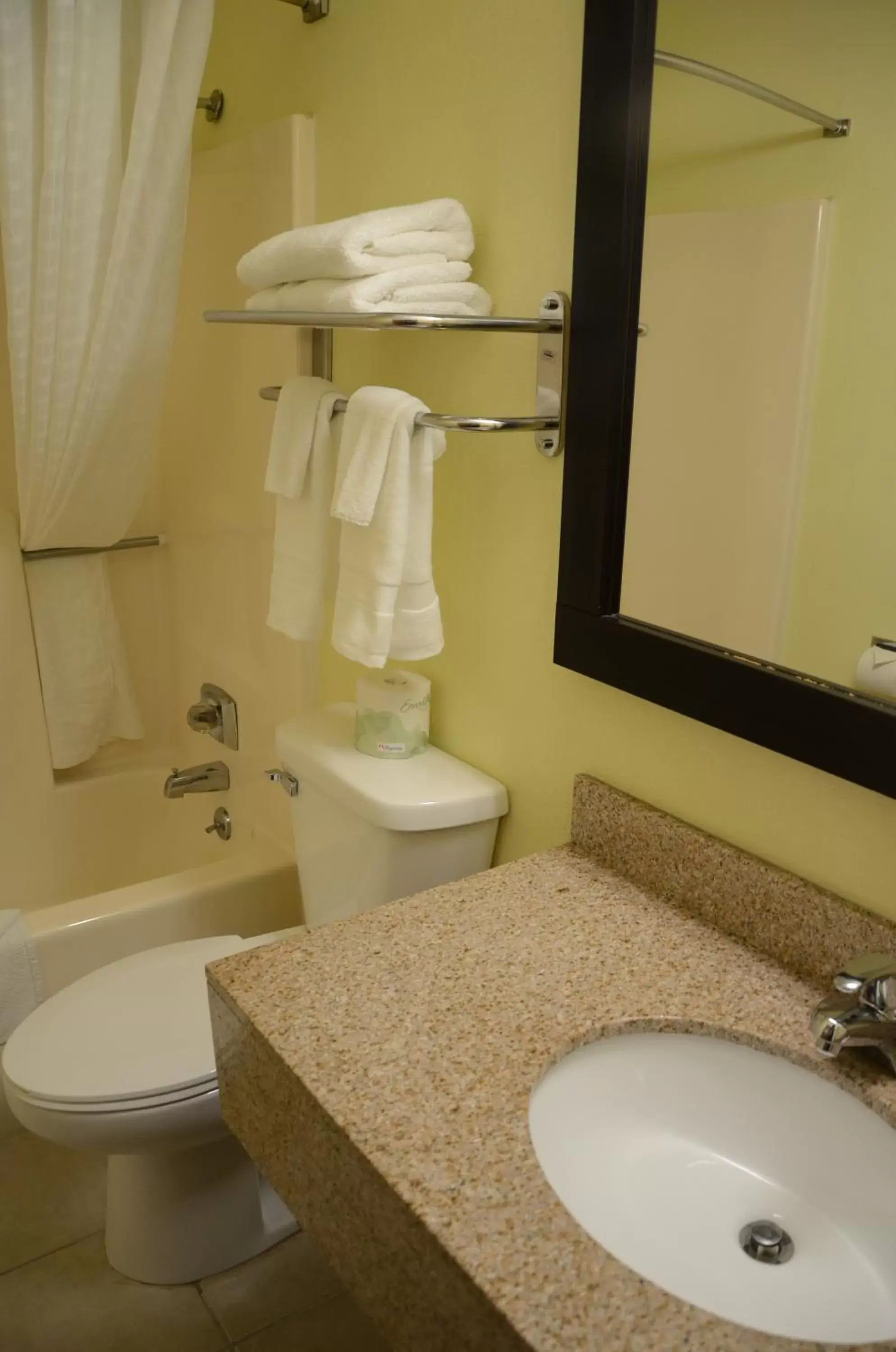 Queen Room - Non-Smoking in Quality Inn Oskaloosa Queen Room - Non-Smoking in Quality Inn Oskaloosa