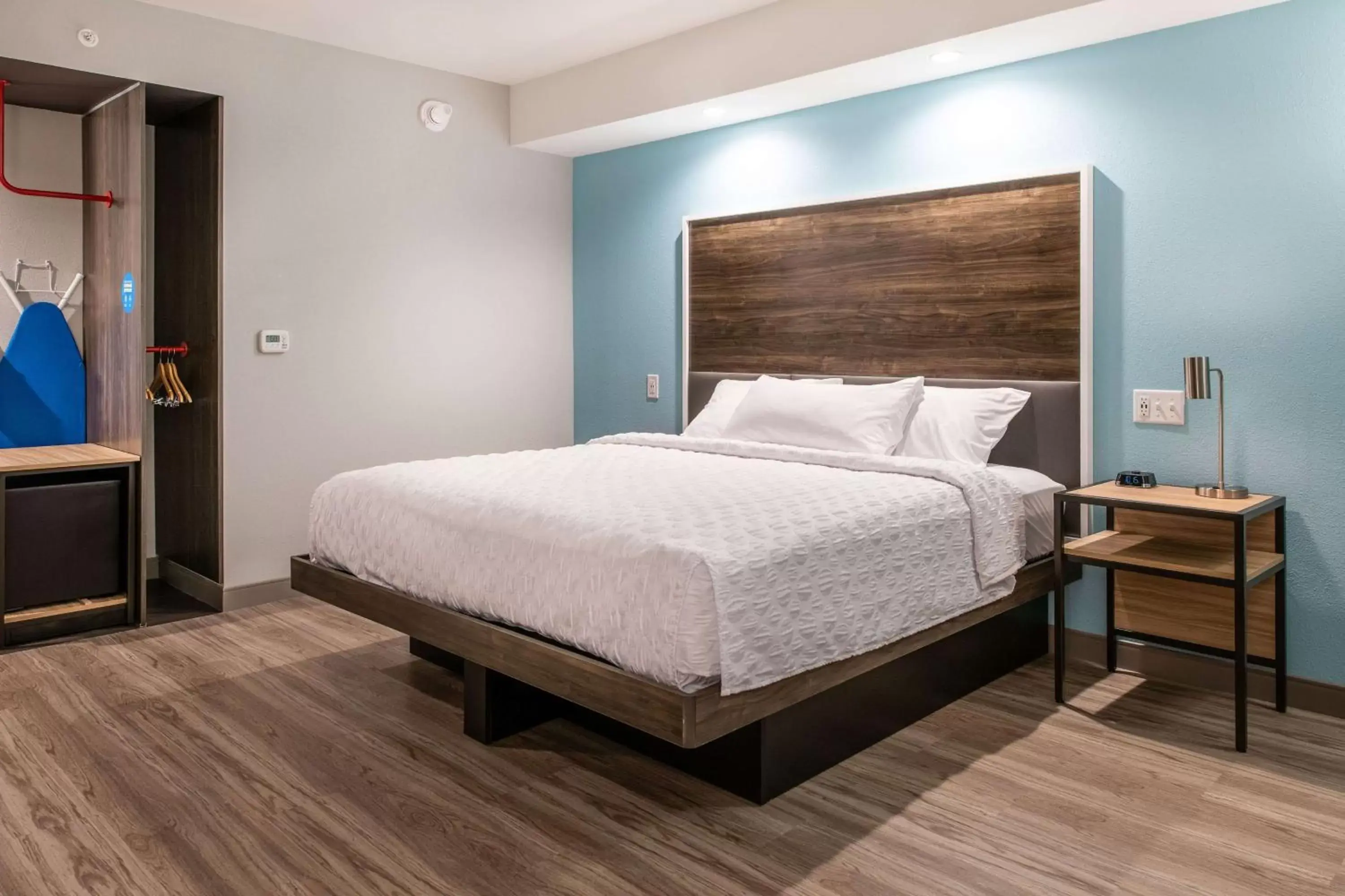 King Room with Accessible Tub - Mobility Access in Tru by Hilton Fayetteville I-95 King Room with Accessible Tub - Mobility Access in Tru by Hilton Fayetteville I-95