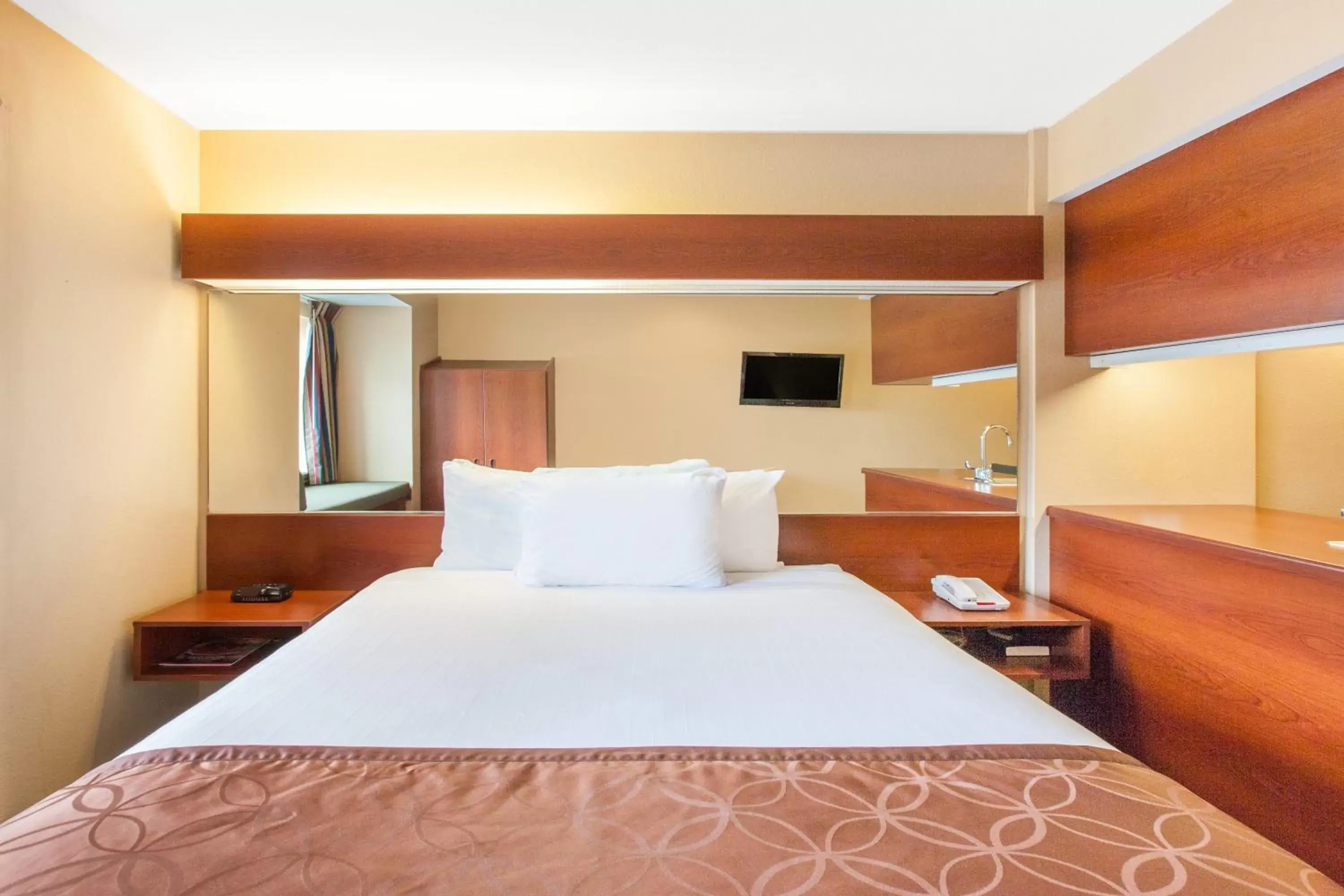 Queen Suite with Bathtub with Grab Bars - Mobility Accessible/Non-Smoking in Microtel Inn by Wyndham Rogers Queen Suite with Bathtub with Grab Bars - Mobility Accessible/Non-Smoking in Microtel Inn by Wyndham Rogers