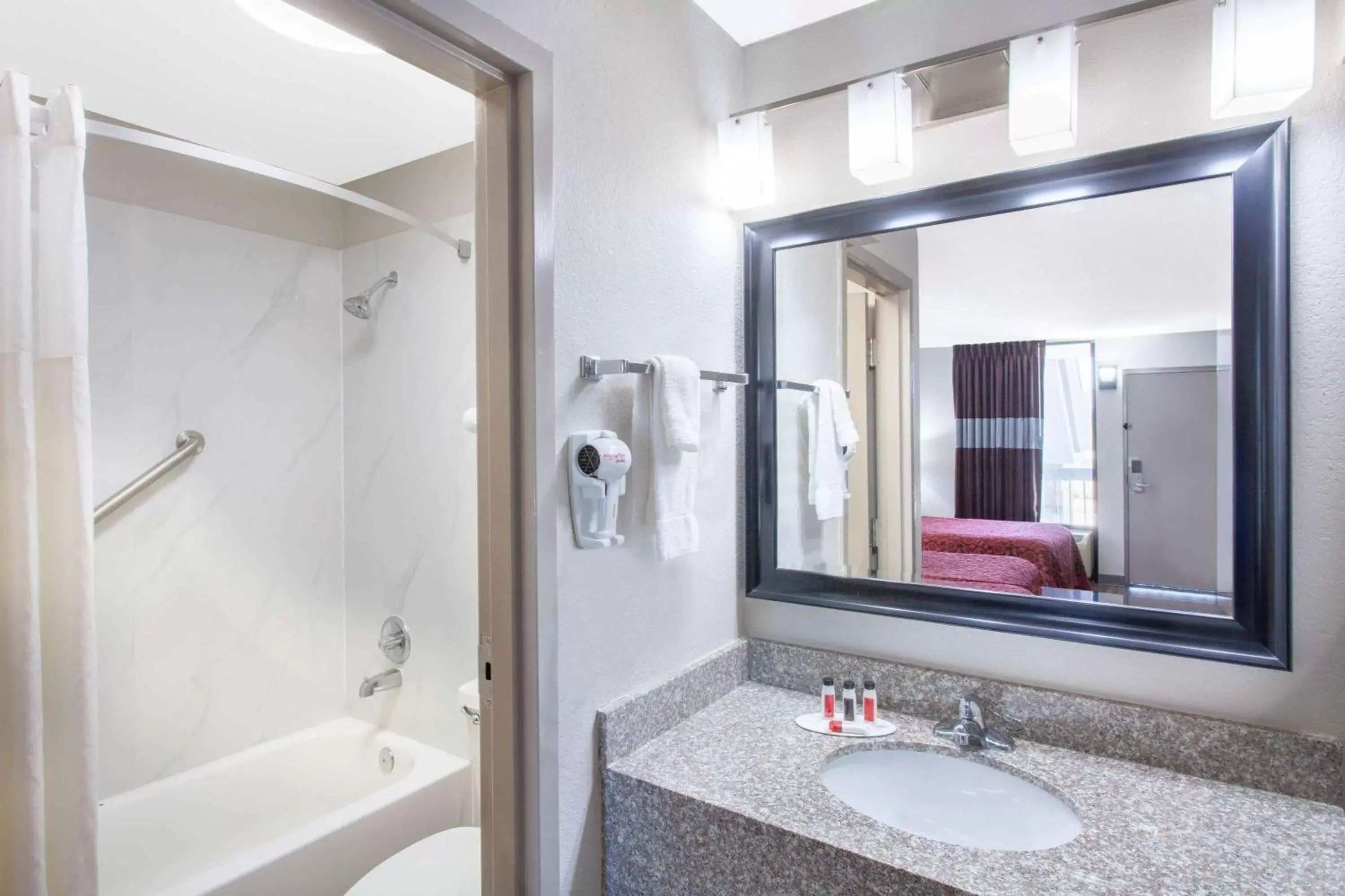 King Room - Smoking in Days Inn by Wyndham Clinton - Laurens I-26 King Room - Smoking in Days Inn by Wyndham Clinton - Laurens I-26