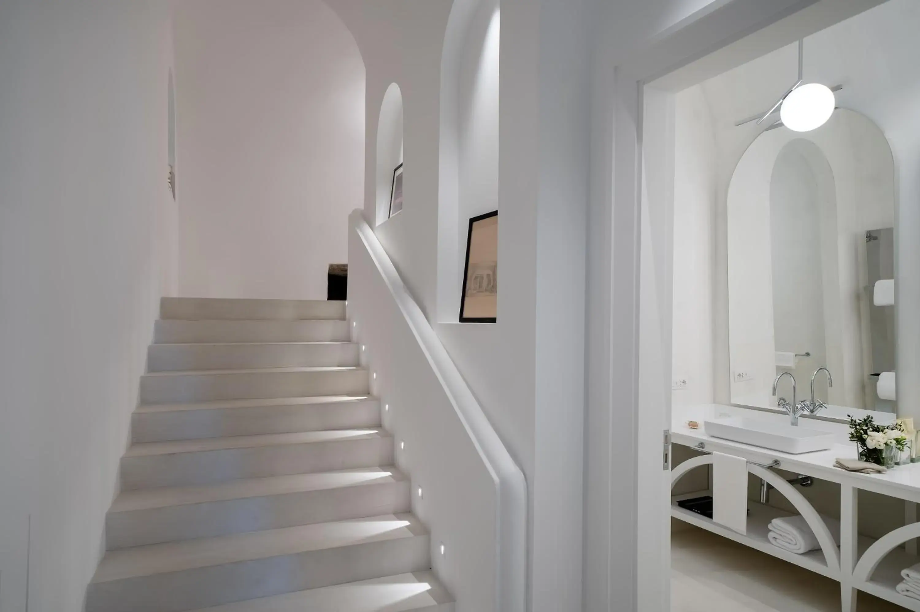 King Suite with Spa Bath in Bellevue Syrene King Suite with Spa Bath in Bellevue Syrene