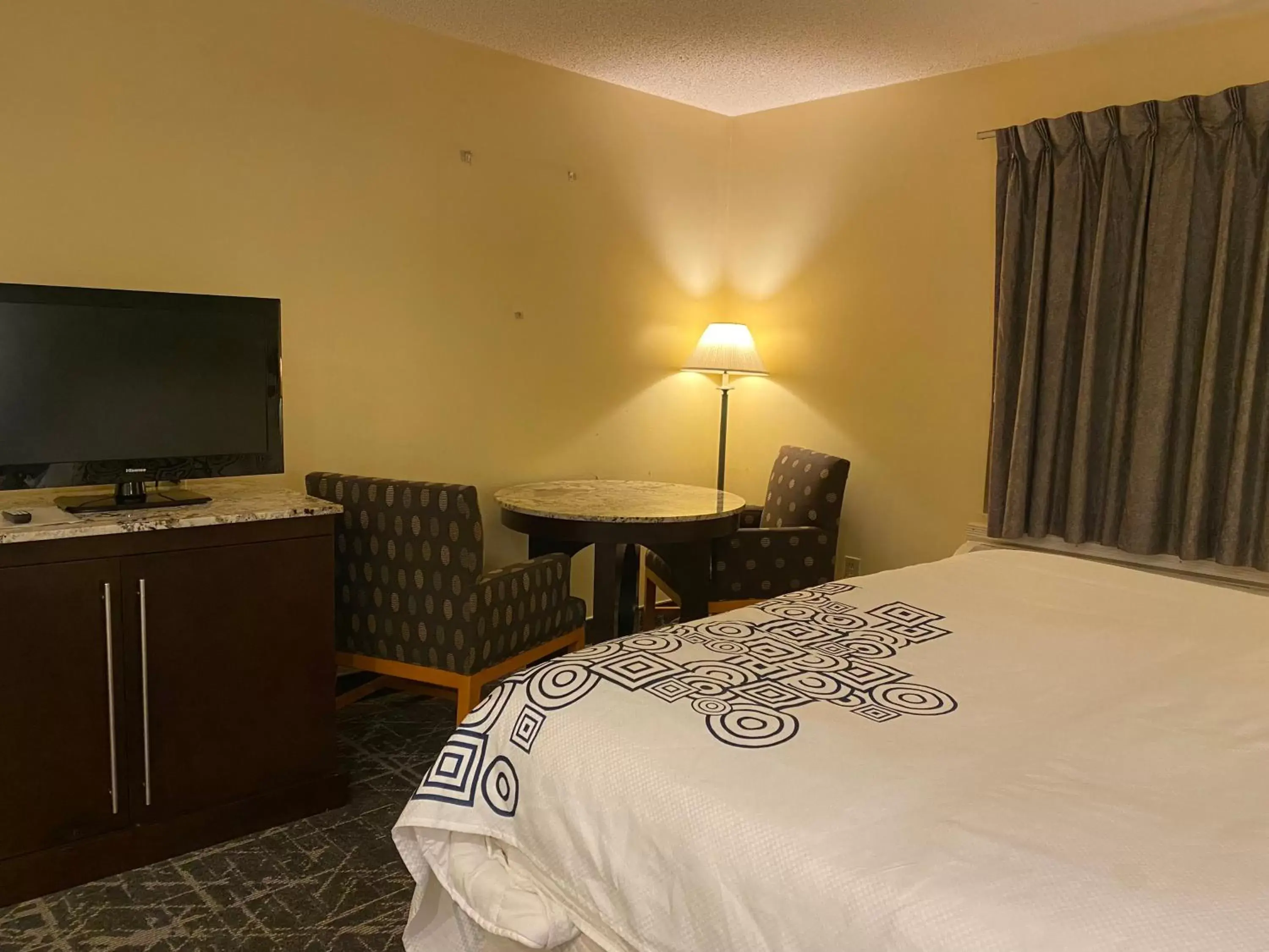 King Suite with Spa Bath- Non-Smoking - single occupancy in Knights Inn & Suites Dublin King Suite with Spa Bath- Non-Smoking - single occupancy in Knights Inn & Suites Dublin